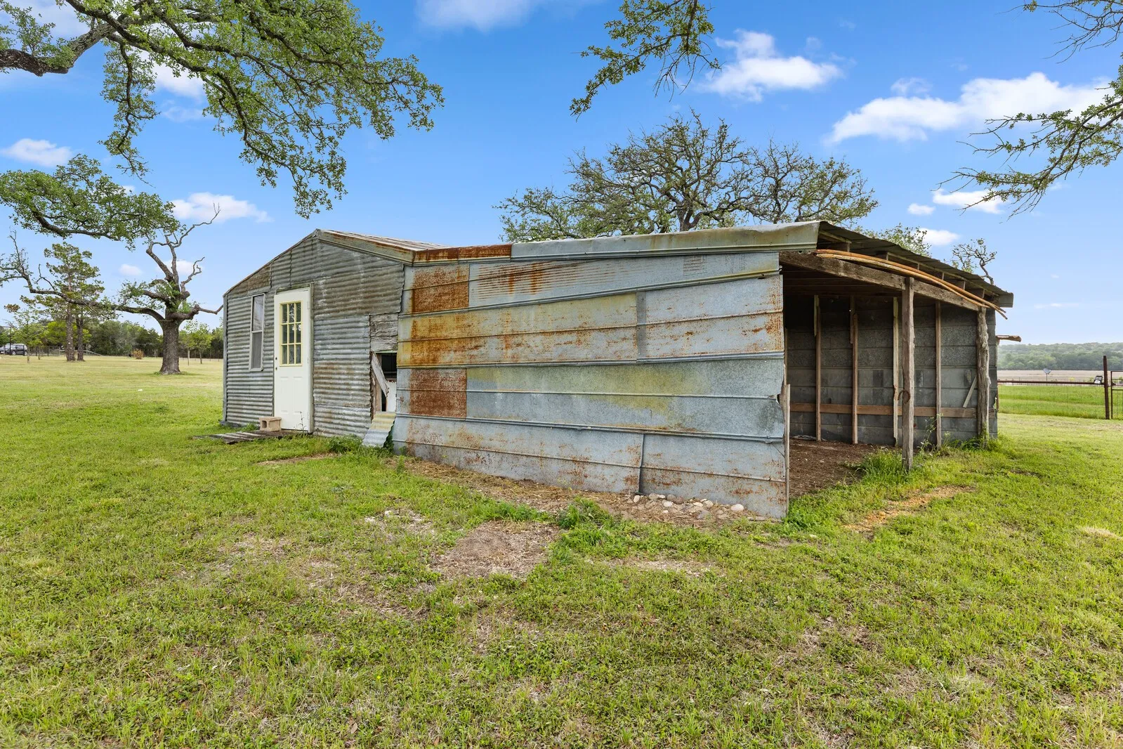 Single Family Residence For Sale in Bosque County , 589 County Road 4150, Clifton, Texas 76634, 3 Bedroom, 3 Bathroom, 2 Garage spaces, 2,244 Sqft, built in 1945, mls#21237805, Real Estate Agent in Clifton, Homes For Sale in Bosque county, Homes For Sale in Clifton, Realtor in Clifton Texas, Real Estate Brokerage Independent Realty Texas, Luminita Cordes Realtor