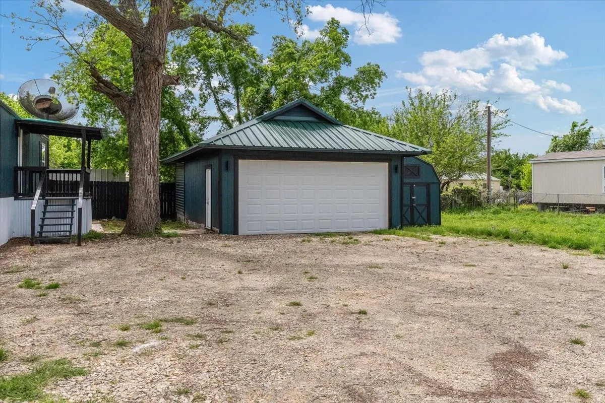 Mobile Home For Sale in Parker County , 211 Kickapoo Trail, Weatherford, Texas 76087, 5 Bedroom, 2 Bathroom, 2 Garage spaces, 1,459 Sqft, built in 1997, mls#21232173, Real Estate Agent in Weatherford, Homes For Sale in Parker county, Homes For Sale in Weatherford, Realtor in Weatherford Texas, Real Estate Brokerage Independent Realty Texas, Luminita Cordes Realtor