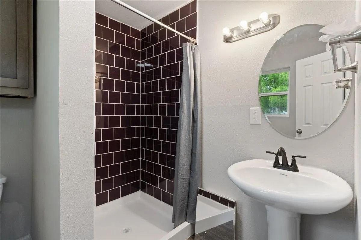 Mobile Home For Sale in Parker County , 211 Kickapoo Trail, Weatherford, Texas 76087, 5 Bedroom, 2 Bathroom, 2 Garage spaces, 1,459 Sqft, built in 1997, mls#21232173, Real Estate Agent in Weatherford, Homes For Sale in Parker county, Homes For Sale in Weatherford, Realtor in Weatherford Texas, Real Estate Brokerage Independent Realty Texas, Luminita Cordes Realtor