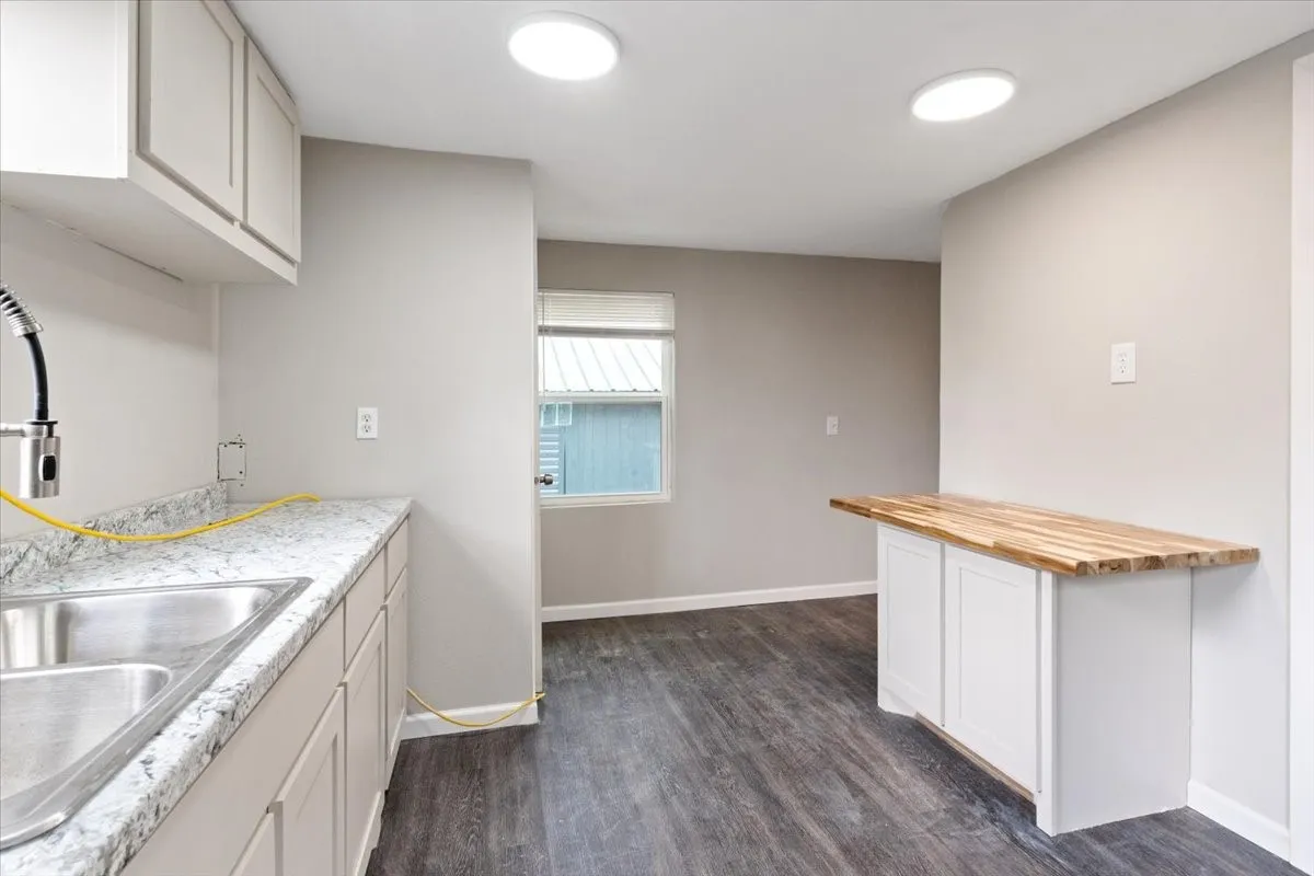 Mobile Home For Sale in Parker County , 211 Kickapoo Trail, Weatherford, Texas 76087, 5 Bedroom, 2 Bathroom, 2 Garage spaces, 1,459 Sqft, built in 1997, mls#21232173, Real Estate Agent in Weatherford, Homes For Sale in Parker county, Homes For Sale in Weatherford, Realtor in Weatherford Texas, Real Estate Brokerage Independent Realty Texas, Luminita Cordes Realtor
