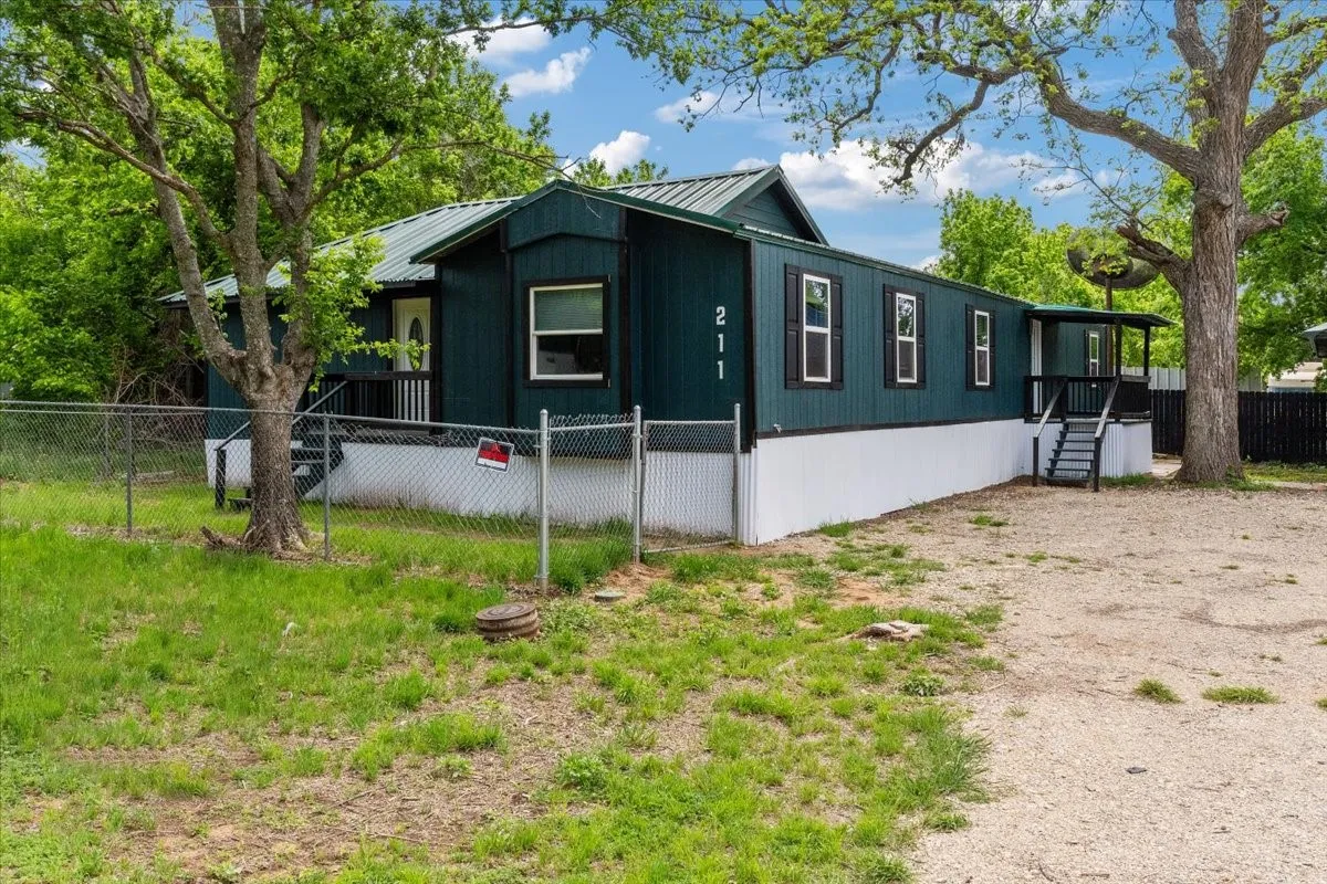 Mobile Home For Sale in Parker County , 211 Kickapoo Trail, Weatherford, Texas 76087, 5 Bedroom, 2 Bathroom, 2 Garage spaces, 1,459 Sqft, built in 1997, mls#21232173, Real Estate Agent in Weatherford, Homes For Sale in Parker county, Homes For Sale in Weatherford, Realtor in Weatherford Texas, Real Estate Brokerage Independent Realty Texas, Luminita Cordes Realtor