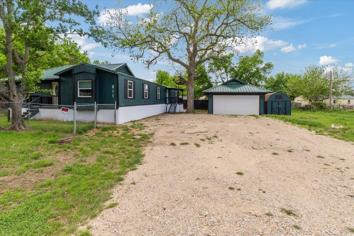 Mobile Home For Sale in Parker County , 211 Kickapoo Trail, Weatherford, Texas 76087, 5 Bedroom, 2 Bathroom, 2 Garage spaces, 1,459 Sqft, built in 1997, mls#21232173, Real Estate Agent in Weatherford, Homes For Sale in Parker county, Homes For Sale in Weatherford, Realtor in Weatherford Texas, Real Estate Brokerage Independent Realty Texas, Luminita Cordes Realtor