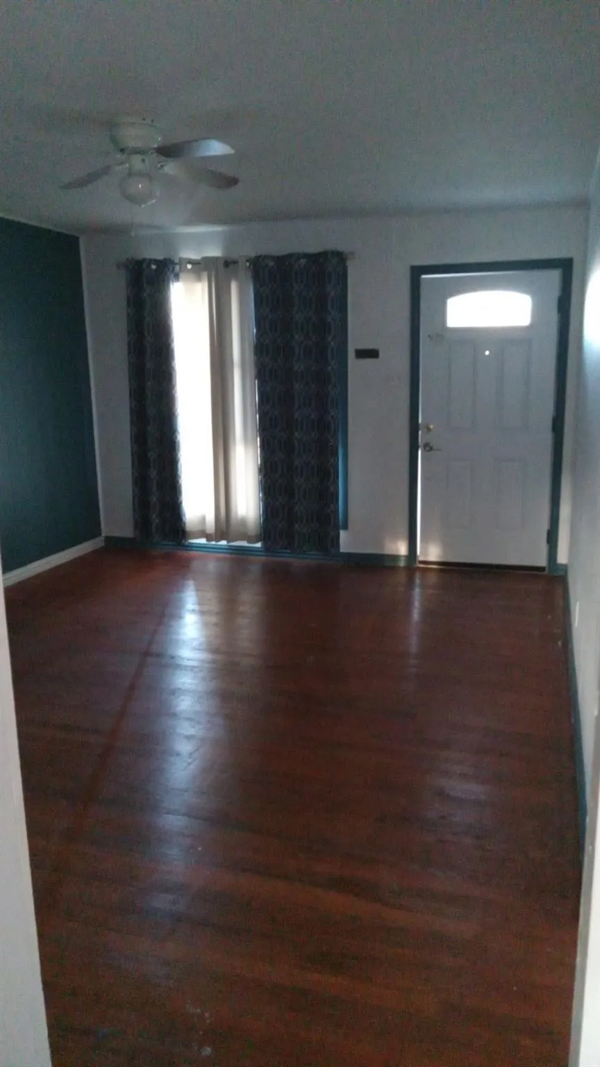 Entryway featuring dark wood finished floors and ceiling fan