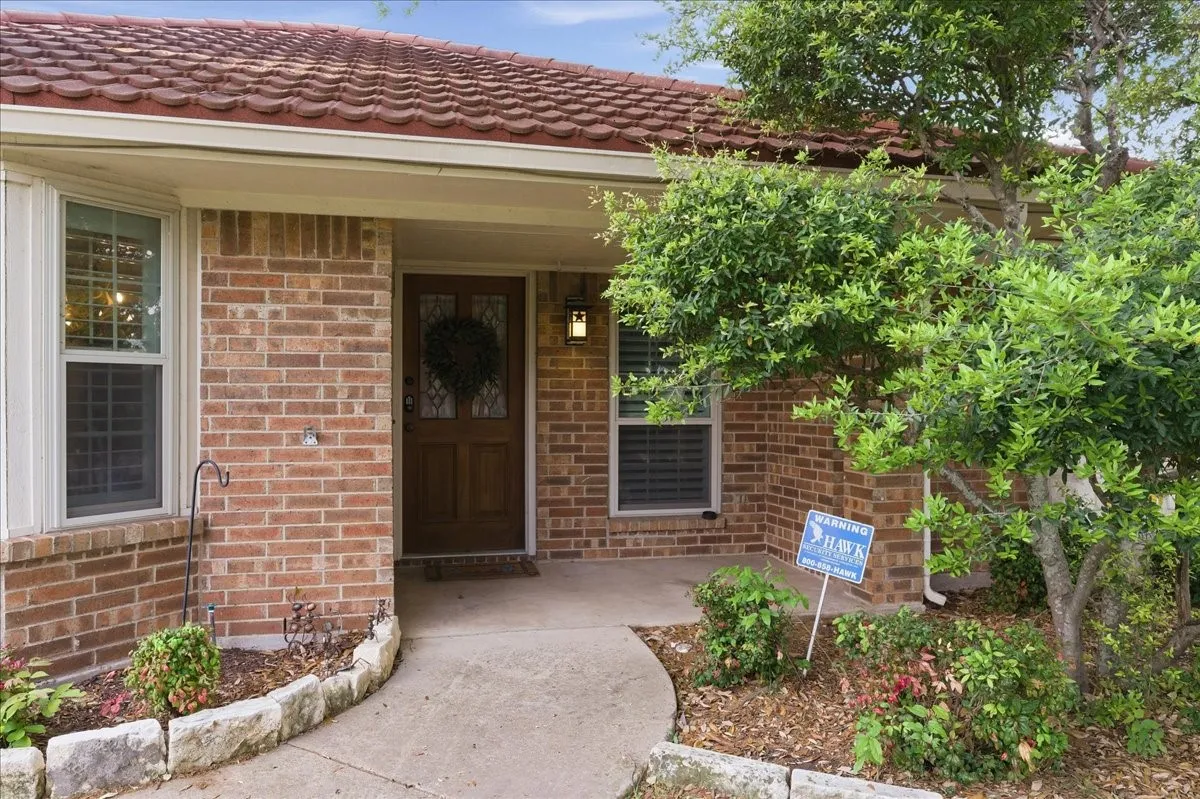 Single Family Residence For Sale in Tarrant County , 8325 Crosswind Drive, Fort Worth, Texas 76179, 4 Bedroom, 3 Bathroom, 2 Garage spaces, 2,052 Sqft, built in 1987, Preowned, mls#21235551, Real Estate Agent in Fort Worth, Homes For Sale in Tarrant county, Homes For Sale in Fort Worth, Realtor in Fort Worth Texas, Real Estate Brokerage Independent Realty Texas, Luminita Cordes Realtor