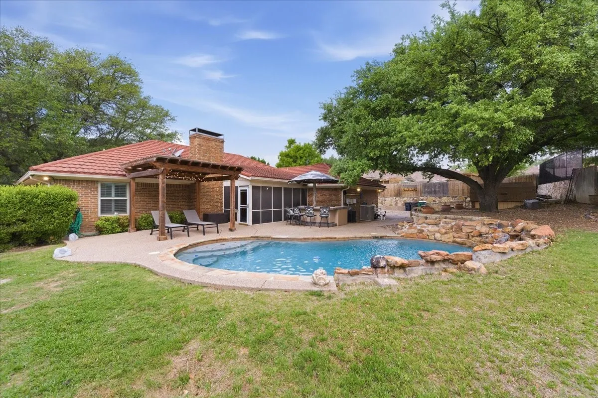 Single Family Residence For Sale in Tarrant County , 8325 Crosswind Drive, Fort Worth, Texas 76179, 4 Bedroom, 3 Bathroom, 2 Garage spaces, 2,052 Sqft, built in 1987, Preowned, mls#21235551, Real Estate Agent in Fort Worth, Homes For Sale in Tarrant county, Homes For Sale in Fort Worth, Realtor in Fort Worth Texas, Real Estate Brokerage Independent Realty Texas, Luminita Cordes Realtor