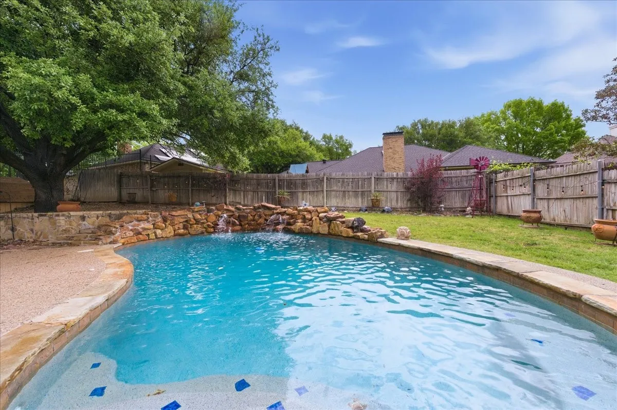 Single Family Residence For Sale in Tarrant County , 8325 Crosswind Drive, Fort Worth, Texas 76179, 4 Bedroom, 3 Bathroom, 2 Garage spaces, 2,052 Sqft, built in 1987, Preowned, mls#21235551, Real Estate Agent in Fort Worth, Homes For Sale in Tarrant county, Homes For Sale in Fort Worth, Realtor in Fort Worth Texas, Real Estate Brokerage Independent Realty Texas, Luminita Cordes Realtor