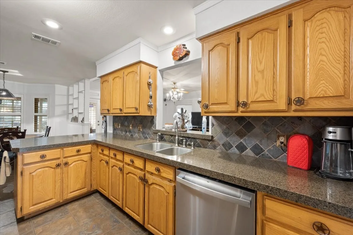 Single Family Residence For Sale in Tarrant County , 8325 Crosswind Drive, Fort Worth, Texas 76179, 4 Bedroom, 3 Bathroom, 2 Garage spaces, 2,052 Sqft, built in 1987, Preowned, mls#21235551, Real Estate Agent in Fort Worth, Homes For Sale in Tarrant county, Homes For Sale in Fort Worth, Realtor in Fort Worth Texas, Real Estate Brokerage Independent Realty Texas, Luminita Cordes Realtor