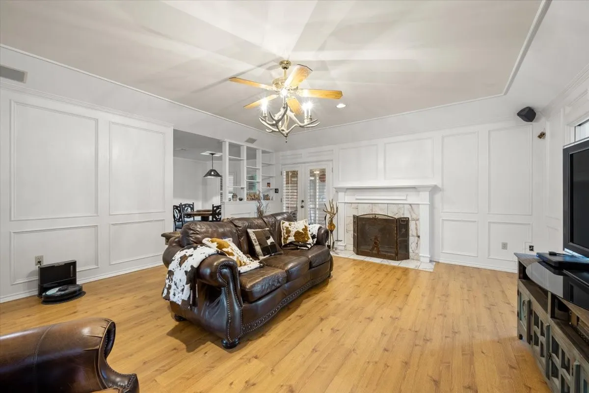 Single Family Residence For Sale in Tarrant County , 8325 Crosswind Drive, Fort Worth, Texas 76179, 4 Bedroom, 3 Bathroom, 2 Garage spaces, 2,052 Sqft, built in 1987, Preowned, mls#21235551, Real Estate Agent in Fort Worth, Homes For Sale in Tarrant county, Homes For Sale in Fort Worth, Realtor in Fort Worth Texas, Real Estate Brokerage Independent Realty Texas, Luminita Cordes Realtor