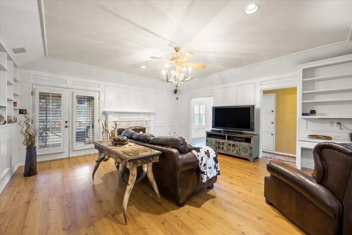 Single Family Residence For Sale in Tarrant County , 8325 Crosswind Drive, Fort Worth, Texas 76179, 4 Bedroom, 3 Bathroom, 2 Garage spaces, 2,052 Sqft, built in 1987, Preowned, mls#21235551, Real Estate Agent in Fort Worth, Homes For Sale in Tarrant county, Homes For Sale in Fort Worth, Realtor in Fort Worth Texas, Real Estate Brokerage Independent Realty Texas, Luminita Cordes Realtor