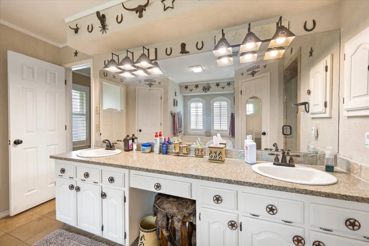 Single Family Residence For Sale in Tarrant County , 8325 Crosswind Drive, Fort Worth, Texas 76179, 4 Bedroom, 3 Bathroom, 2 Garage spaces, 2,052 Sqft, built in 1987, Preowned, mls#21235551, Real Estate Agent in Fort Worth, Homes For Sale in Tarrant county, Homes For Sale in Fort Worth, Realtor in Fort Worth Texas, Real Estate Brokerage Independent Realty Texas, Luminita Cordes Realtor