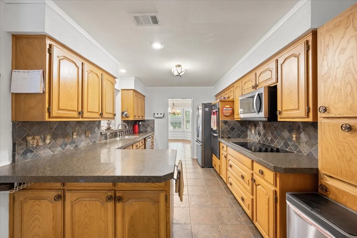 Single Family Residence For Sale in Tarrant County , 8325 Crosswind Drive, Fort Worth, Texas 76179, 4 Bedroom, 3 Bathroom, 2 Garage spaces, 2,052 Sqft, built in 1987, Preowned, mls#21235551, Real Estate Agent in Fort Worth, Homes For Sale in Tarrant county, Homes For Sale in Fort Worth, Realtor in Fort Worth Texas, Real Estate Brokerage Independent Realty Texas, Luminita Cordes Realtor