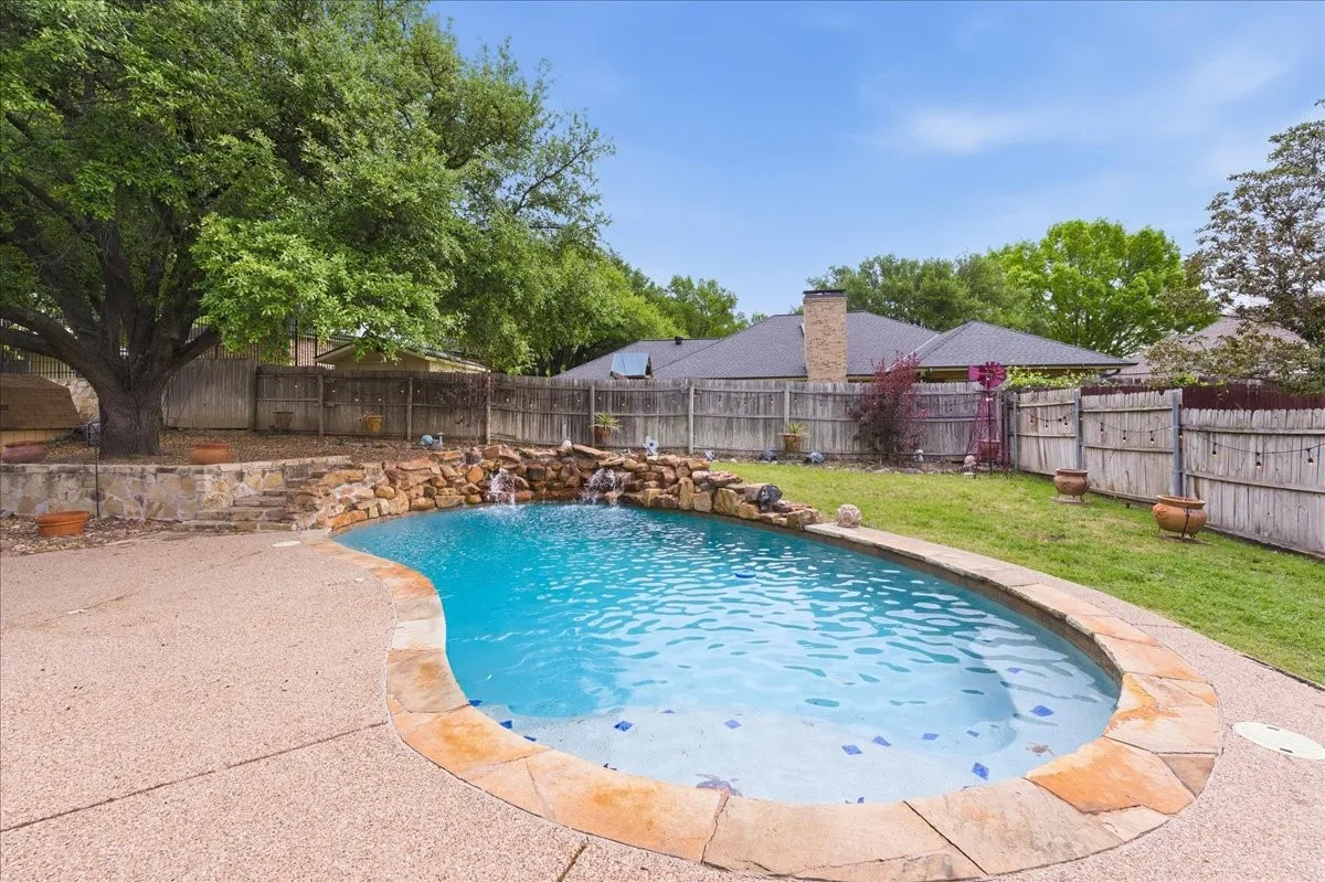 Single Family Residence For Sale in Tarrant County , 8325 Crosswind Drive, Fort Worth, Texas 76179, 4 Bedroom, 3 Bathroom, 2 Garage spaces, 2,052 Sqft, built in 1987, Preowned, mls#21235551, Real Estate Agent in Fort Worth, Homes For Sale in Tarrant county, Homes For Sale in Fort Worth, Realtor in Fort Worth Texas, Real Estate Brokerage Independent Realty Texas, Luminita Cordes Realtor