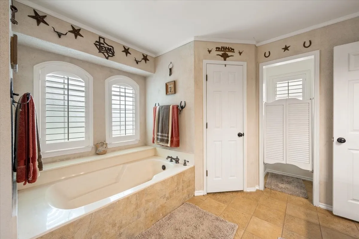 Single Family Residence For Sale in Tarrant County , 8325 Crosswind Drive, Fort Worth, Texas 76179, 4 Bedroom, 3 Bathroom, 2 Garage spaces, 2,052 Sqft, built in 1987, Preowned, mls#21235551, Real Estate Agent in Fort Worth, Homes For Sale in Tarrant county, Homes For Sale in Fort Worth, Realtor in Fort Worth Texas, Real Estate Brokerage Independent Realty Texas, Luminita Cordes Realtor
