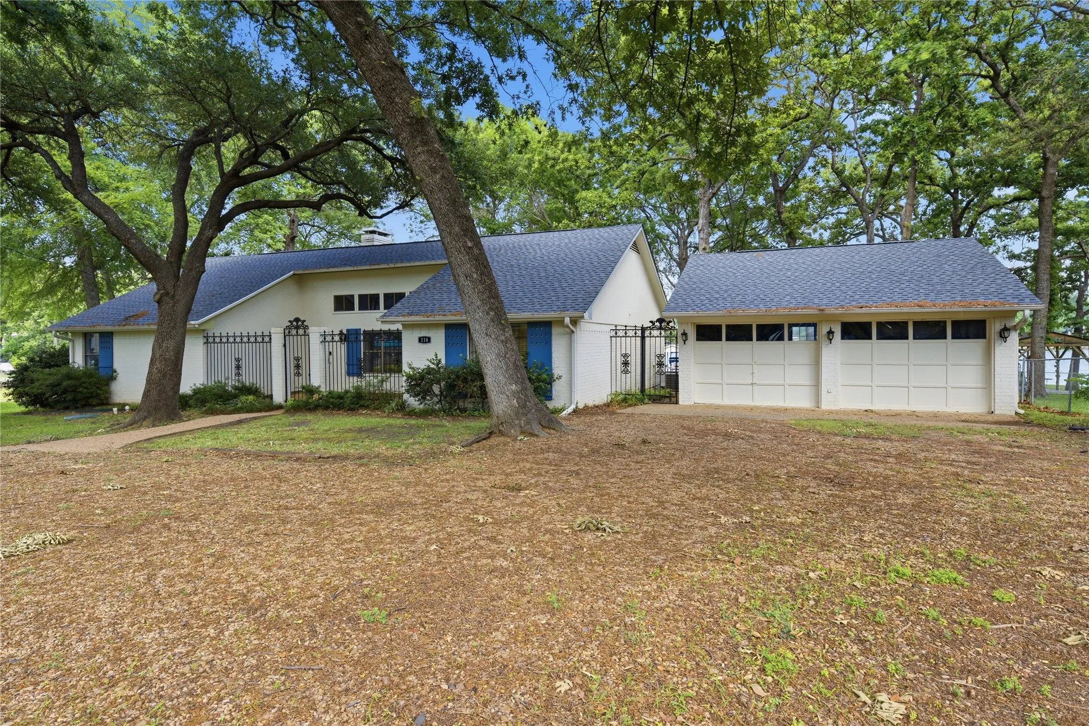 Single Family Residence For Sale in Henderson County , 116 Camino Robles Street, Gun Barrel City, Texas 75156, 3 Bedroom, 3 Bathroom, 2 Garage spaces, 1,872 Sqft, built in 1983, Preowned, mls#21237880, Real Estate Agent in Gun Barrel City, Homes For Sale in Henderson county, Homes For Sale in Gun Barrel City, Realtor in Gun Barrel City Texas, Real Estate Brokerage Independent Realty Texas, Luminita Cordes Realtor