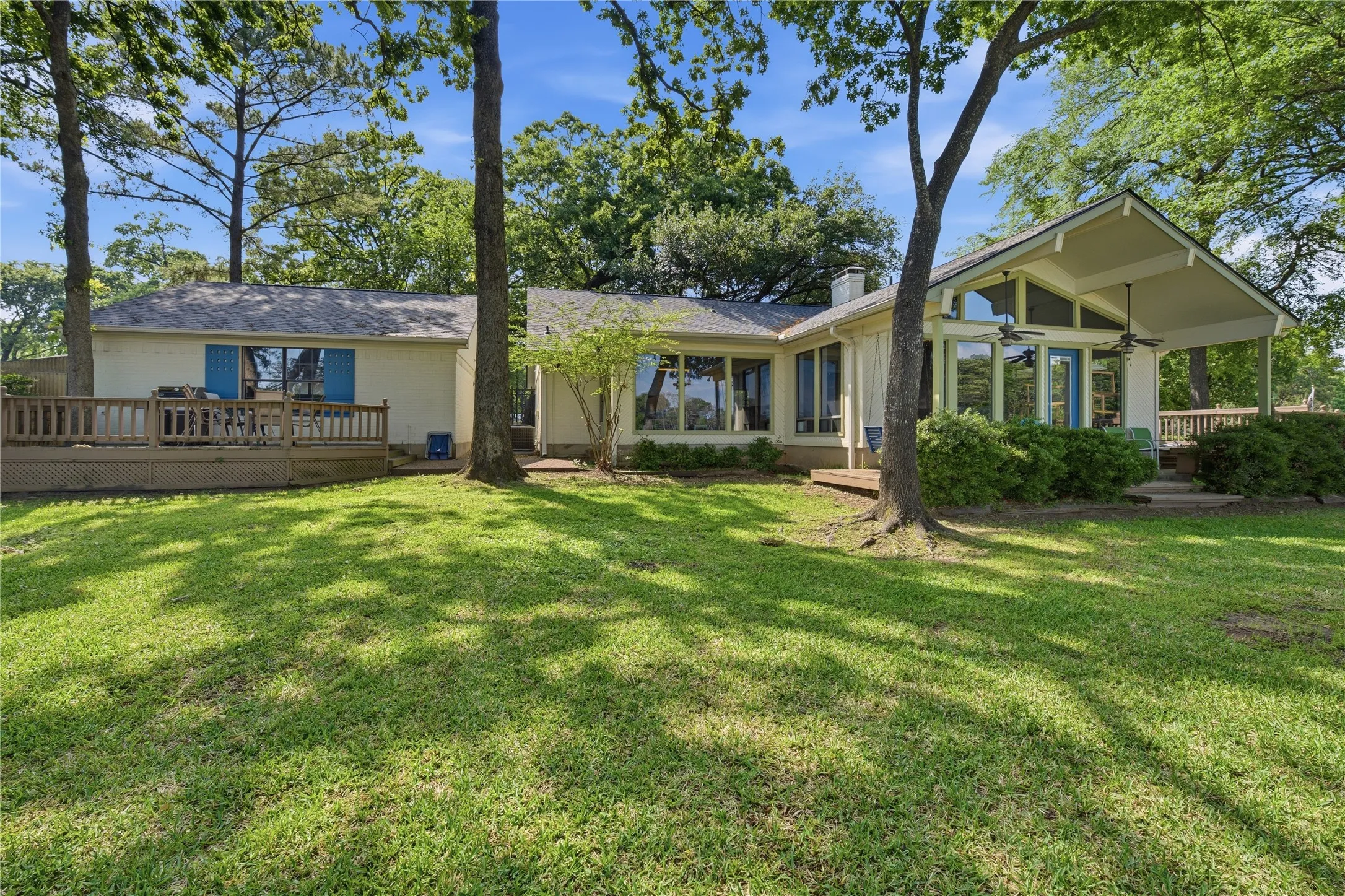 Single Family Residence For Sale in Henderson County , 116 Camino Robles Street, Gun Barrel City, Texas 75156, 3 Bedroom, 3 Bathroom, 2 Garage spaces, 1,872 Sqft, built in 1983, Preowned, mls#21237880, Real Estate Agent in Gun Barrel City, Homes For Sale in Henderson county, Homes For Sale in Gun Barrel City, Realtor in Gun Barrel City Texas, Real Estate Brokerage Independent Realty Texas, Luminita Cordes Realtor