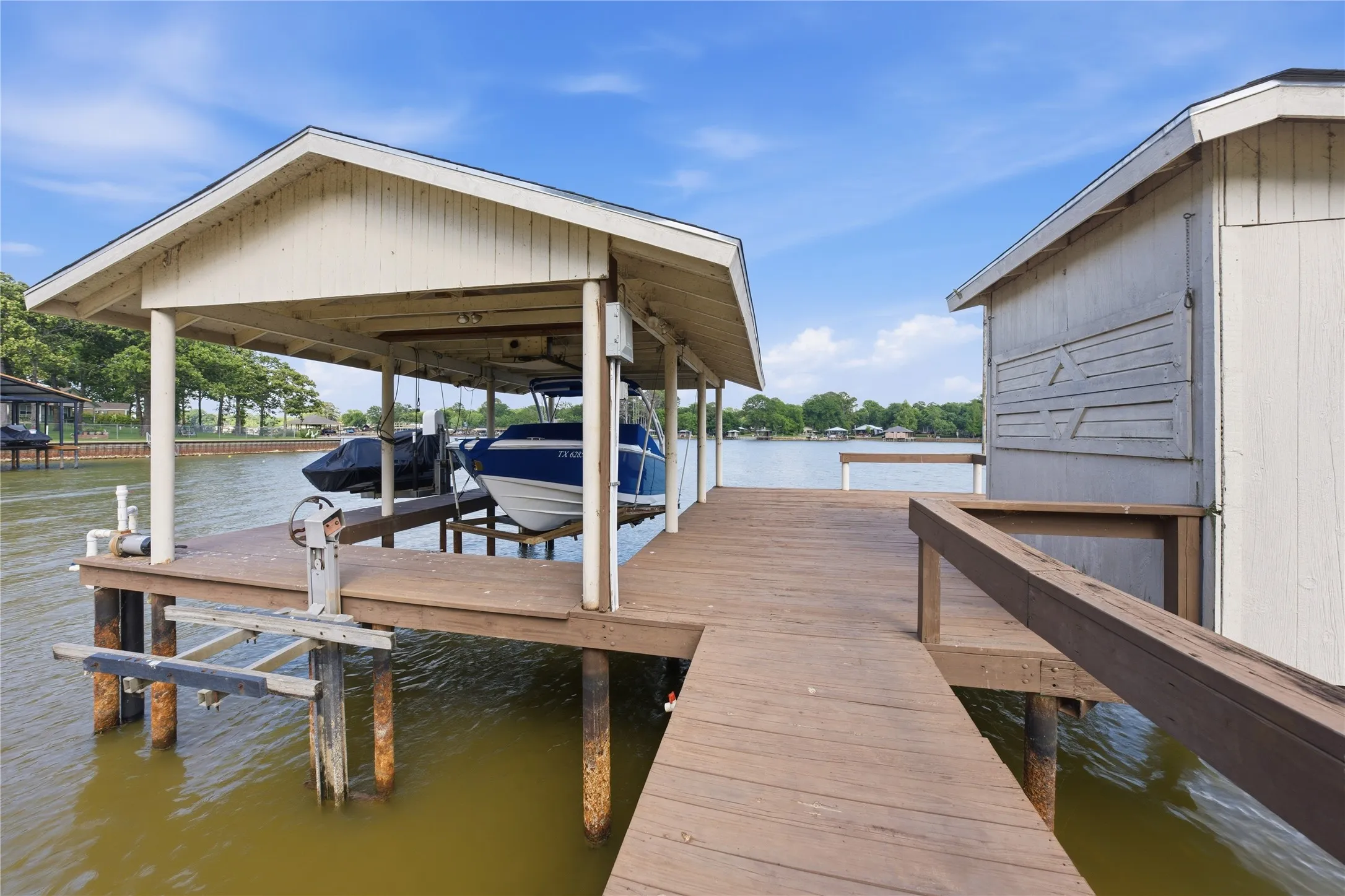 Single Family Residence For Sale in Henderson County , 116 Camino Robles Street, Gun Barrel City, Texas 75156, 3 Bedroom, 3 Bathroom, 2 Garage spaces, 1,872 Sqft, built in 1983, Preowned, mls#21237880, Real Estate Agent in Gun Barrel City, Homes For Sale in Henderson county, Homes For Sale in Gun Barrel City, Realtor in Gun Barrel City Texas, Real Estate Brokerage Independent Realty Texas, Luminita Cordes Realtor