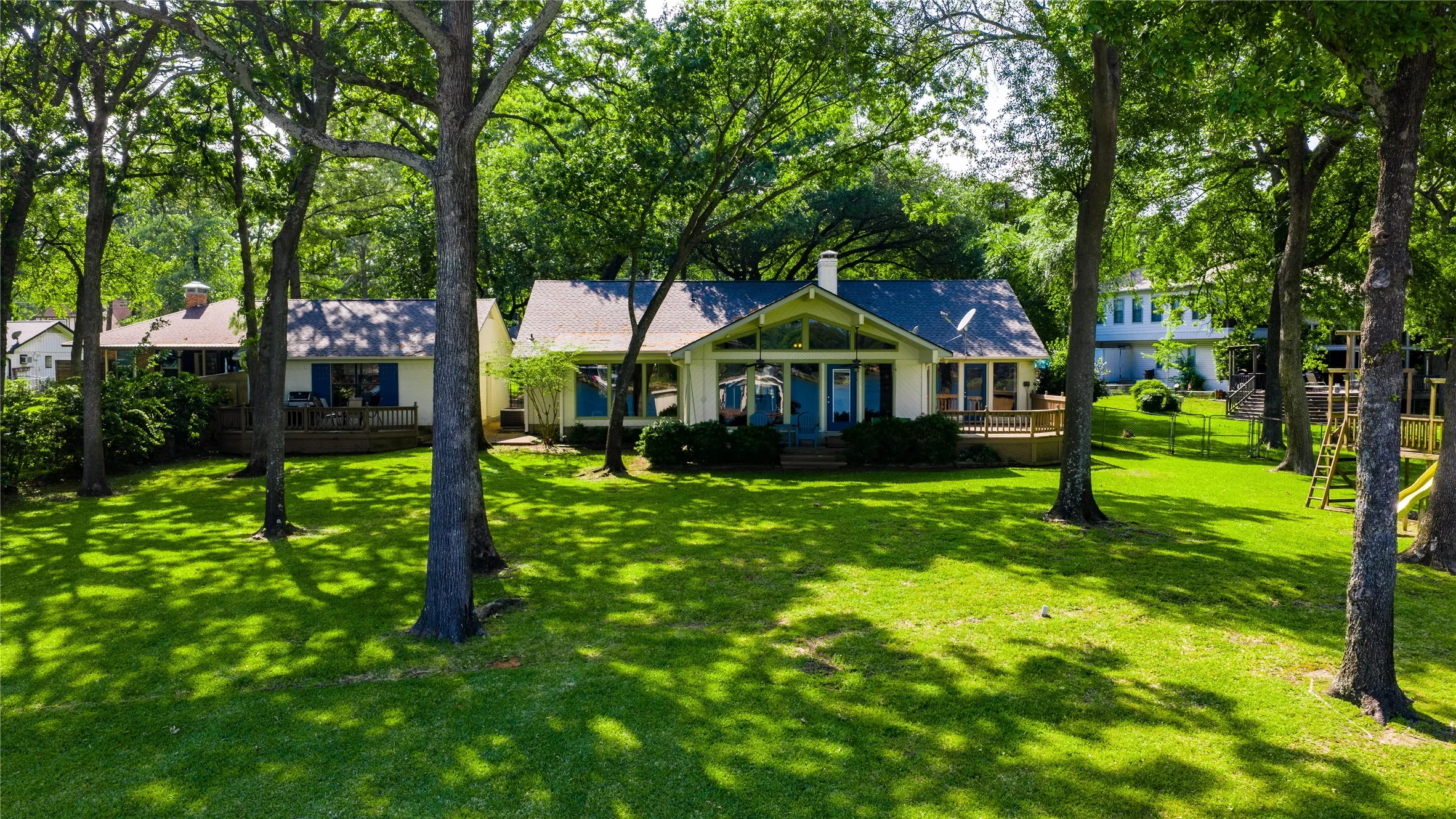 Single Family Residence For Sale in Henderson County , 116 Camino Robles Street, Gun Barrel City, Texas 75156, 3 Bedroom, 3 Bathroom, 2 Garage spaces, 1,872 Sqft, built in 1983, Preowned, mls#21237880, Real Estate Agent in Gun Barrel City, Homes For Sale in Henderson county, Homes For Sale in Gun Barrel City, Realtor in Gun Barrel City Texas, Real Estate Brokerage Independent Realty Texas, Luminita Cordes Realtor