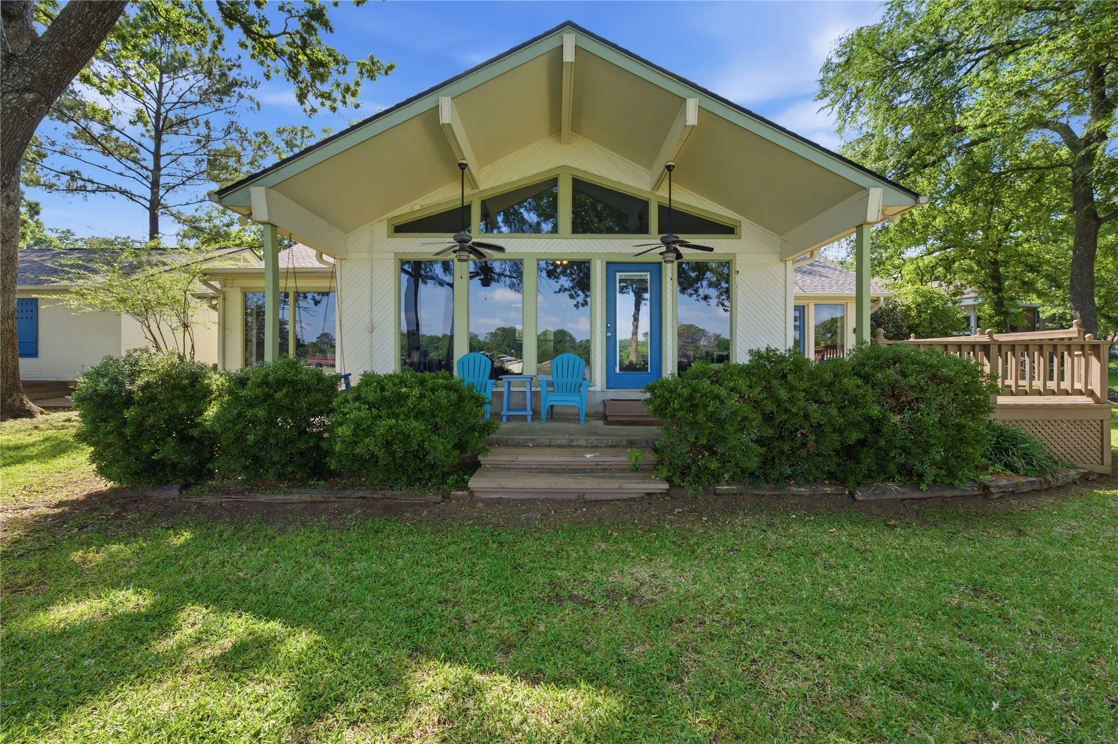 Single Family Residence For Sale in Henderson County , 116 Camino Robles Street, Gun Barrel City, Texas 75156, 3 Bedroom, 3 Bathroom, 2 Garage spaces, 1,872 Sqft, built in 1983, Preowned, mls#21237880, Real Estate Agent in Gun Barrel City, Homes For Sale in Henderson county, Homes For Sale in Gun Barrel City, Realtor in Gun Barrel City Texas, Real Estate Brokerage Independent Realty Texas, Luminita Cordes Realtor