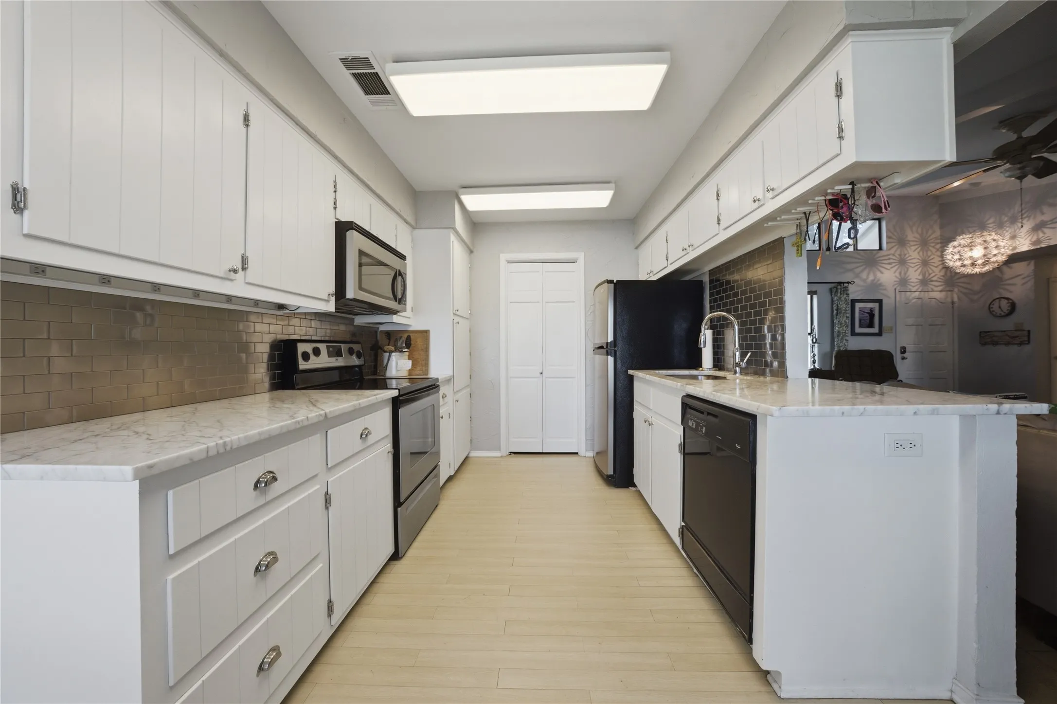 Single Family Residence For Sale in Henderson County , 116 Camino Robles Street, Gun Barrel City, Texas 75156, 3 Bedroom, 3 Bathroom, 2 Garage spaces, 1,872 Sqft, built in 1983, Preowned, mls#21237880, Real Estate Agent in Gun Barrel City, Homes For Sale in Henderson county, Homes For Sale in Gun Barrel City, Realtor in Gun Barrel City Texas, Real Estate Brokerage Independent Realty Texas, Luminita Cordes Realtor