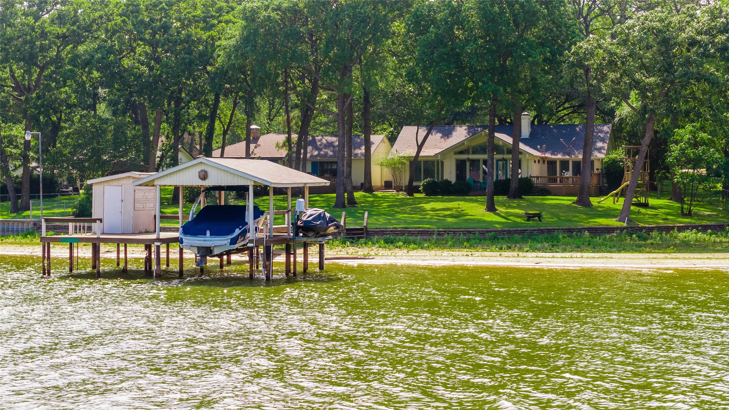Single Family Residence For Sale in Henderson County , 116 Camino Robles Street, Gun Barrel City, Texas 75156, 3 Bedroom, 3 Bathroom, 2 Garage spaces, 1,872 Sqft, built in 1983, Preowned, mls#21237880, Real Estate Agent in Gun Barrel City, Homes For Sale in Henderson county, Homes For Sale in Gun Barrel City, Realtor in Gun Barrel City Texas, Real Estate Brokerage Independent Realty Texas, Luminita Cordes Realtor