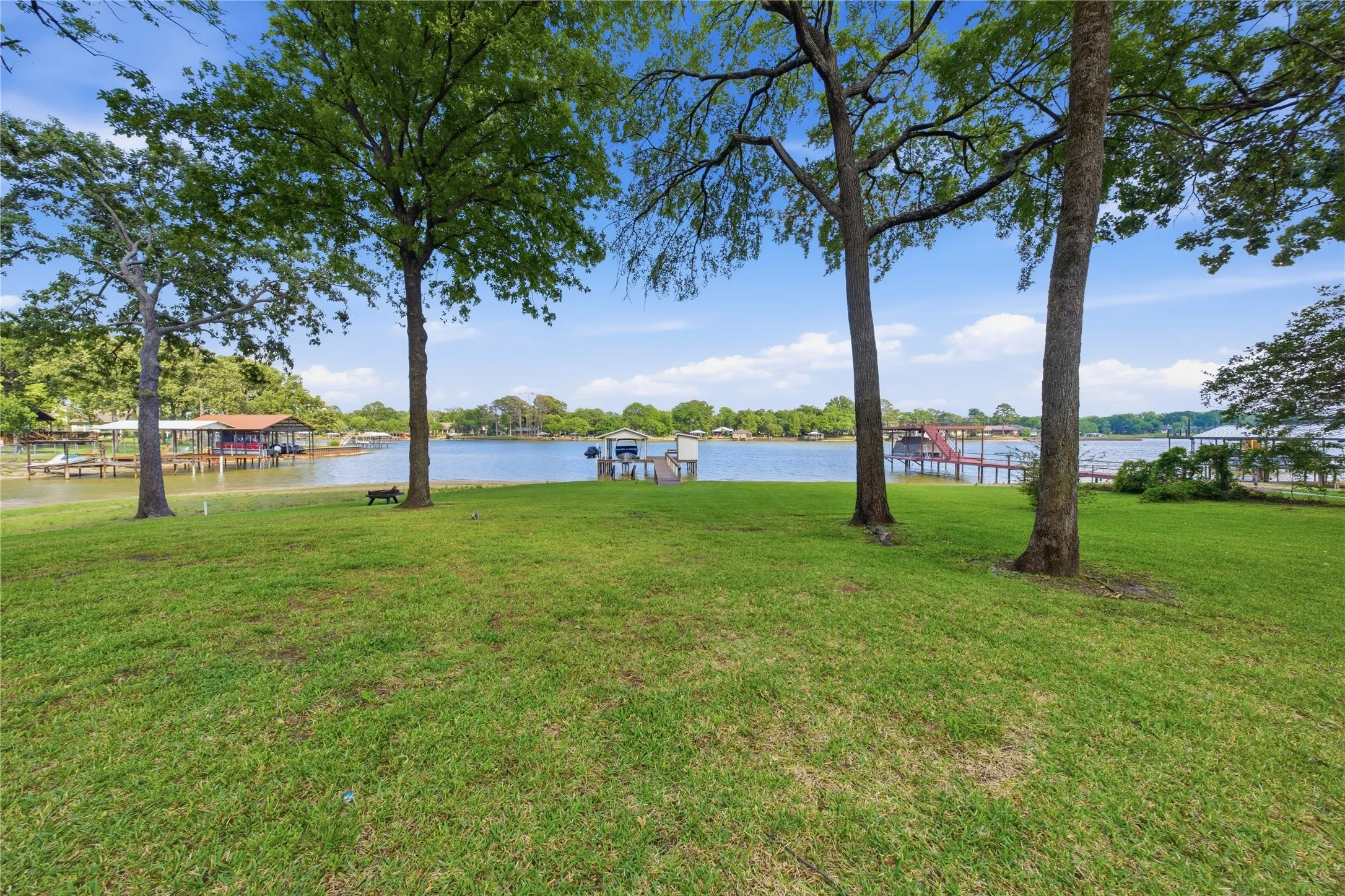 Single Family Residence For Sale in Henderson County , 116 Camino Robles Street, Gun Barrel City, Texas 75156, 3 Bedroom, 3 Bathroom, 2 Garage spaces, 1,872 Sqft, built in 1983, Preowned, mls#21237880, Real Estate Agent in Gun Barrel City, Homes For Sale in Henderson county, Homes For Sale in Gun Barrel City, Realtor in Gun Barrel City Texas, Real Estate Brokerage Independent Realty Texas, Luminita Cordes Realtor