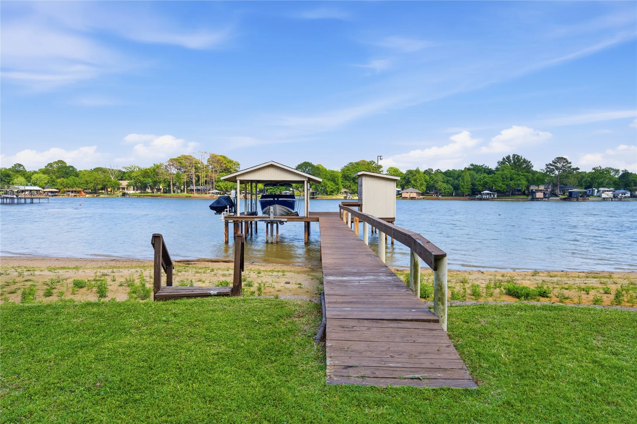 Single Family Residence For Sale in Henderson County , 116 Camino Robles Street, Gun Barrel City, Texas 75156, 3 Bedroom, 3 Bathroom, 2 Garage spaces, 1,872 Sqft, built in 1983, Preowned, mls#21237880, Real Estate Agent in Gun Barrel City, Homes For Sale in Henderson county, Homes For Sale in Gun Barrel City, Realtor in Gun Barrel City Texas, Real Estate Brokerage Independent Realty Texas, Luminita Cordes Realtor