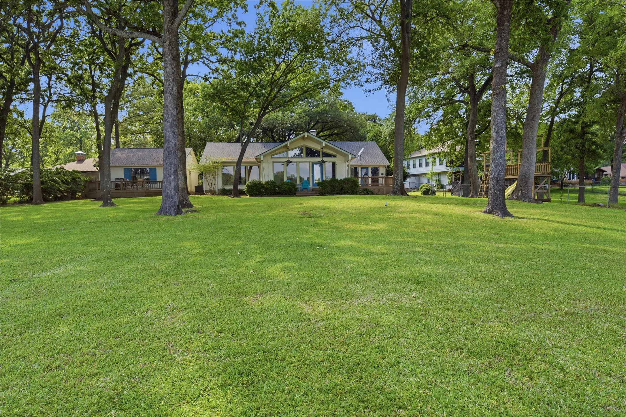 Single Family Residence For Sale in Henderson County , 116 Camino Robles Street, Gun Barrel City, Texas 75156, 3 Bedroom, 3 Bathroom, 2 Garage spaces, 1,872 Sqft, built in 1983, Preowned, mls#21237880, Real Estate Agent in Gun Barrel City, Homes For Sale in Henderson county, Homes For Sale in Gun Barrel City, Realtor in Gun Barrel City Texas, Real Estate Brokerage Independent Realty Texas, Luminita Cordes Realtor