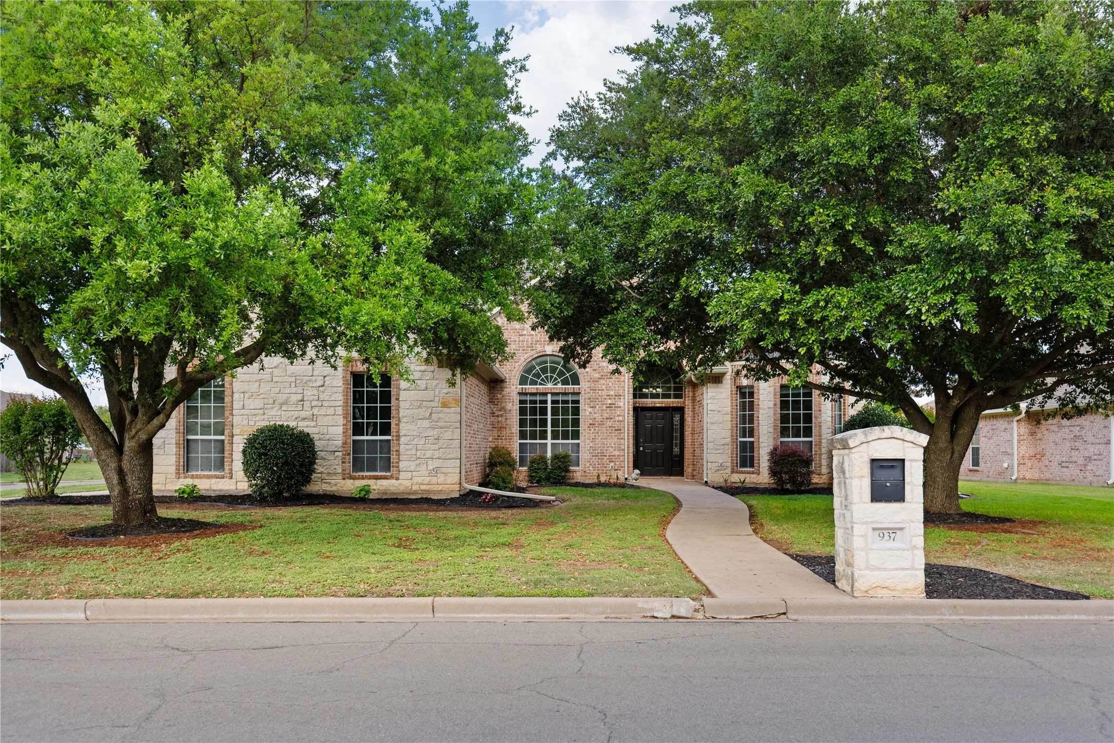 Single Family Residence For Sale in Mc Lennan County , 937 Queen Elizabeth Drive, Mc Gregor, Texas 76657, 4 Bedroom, 3 Bathroom, 3 Garage spaces, 2,919 Sqft, built in 2006, Preowned, mls#21237832, Real Estate Agent in Mc Gregor, Homes For Sale in Mc Lennan county, Homes For Sale in Mc Gregor, Realtor in Mc Gregor Texas, Real Estate Brokerage Independent Realty Texas, Luminita Cordes Realtor