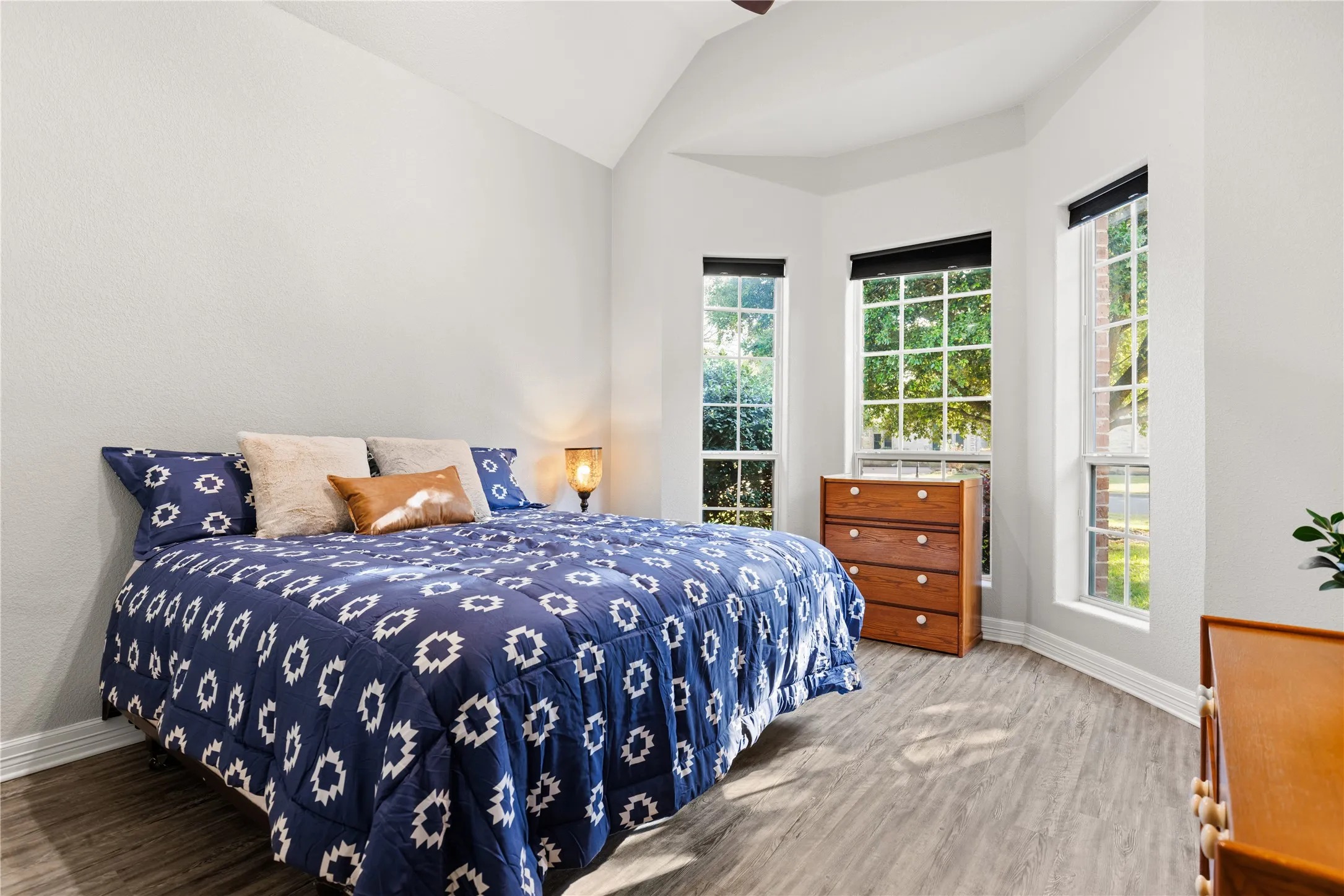 Single Family Residence For Sale in Mc Lennan County , 937 Queen Elizabeth Drive, Mc Gregor, Texas 76657, 4 Bedroom, 3 Bathroom, 3 Garage spaces, 2,919 Sqft, built in 2006, Preowned, mls#21237832, Real Estate Agent in Mc Gregor, Homes For Sale in Mc Lennan county, Homes For Sale in Mc Gregor, Realtor in Mc Gregor Texas, Real Estate Brokerage Independent Realty Texas, Luminita Cordes Realtor