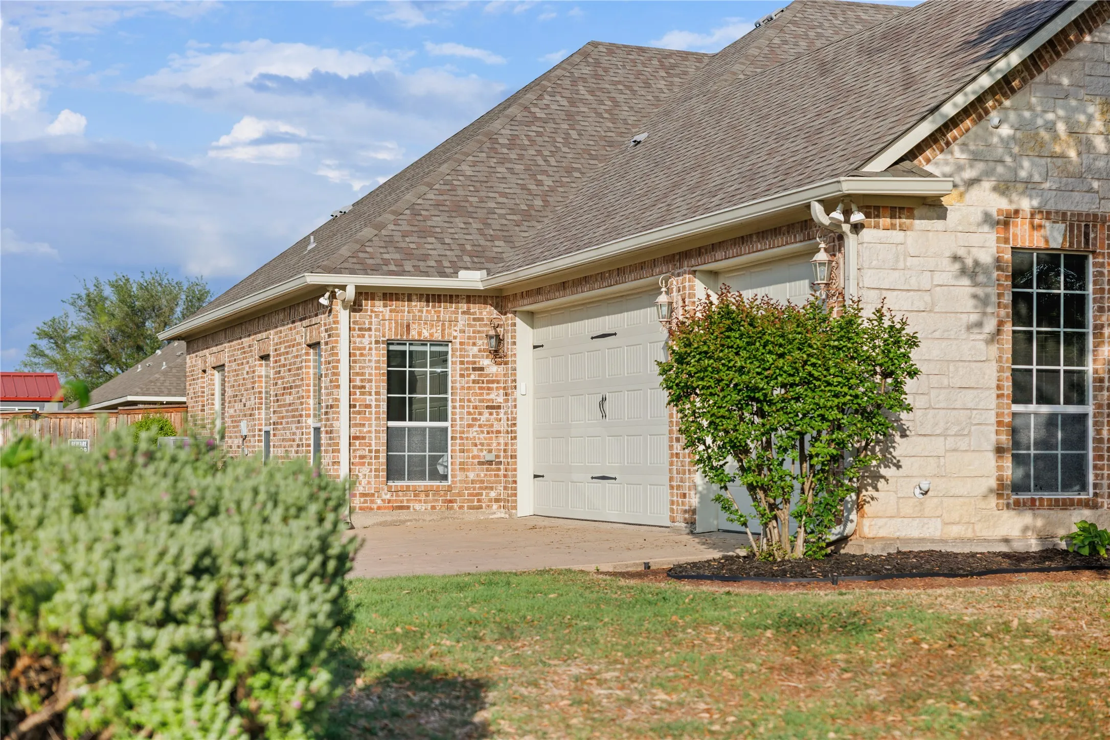 Single Family Residence For Sale in Mc Lennan County , 937 Queen Elizabeth Drive, Mc Gregor, Texas 76657, 4 Bedroom, 3 Bathroom, 3 Garage spaces, 2,919 Sqft, built in 2006, Preowned, mls#21237832, Real Estate Agent in Mc Gregor, Homes For Sale in Mc Lennan county, Homes For Sale in Mc Gregor, Realtor in Mc Gregor Texas, Real Estate Brokerage Independent Realty Texas, Luminita Cordes Realtor