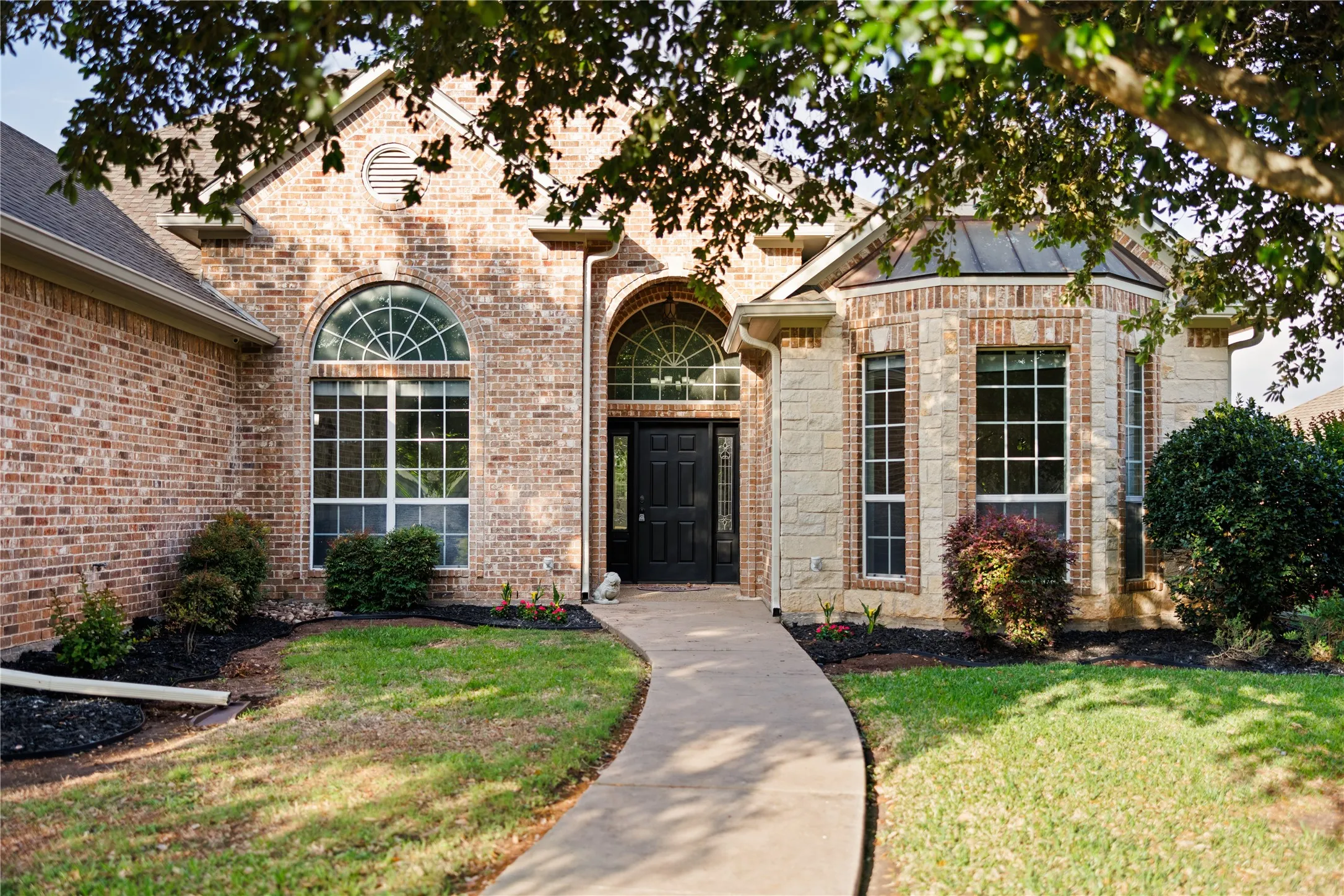 Single Family Residence For Sale in Mc Lennan County , 937 Queen Elizabeth Drive, Mc Gregor, Texas 76657, 4 Bedroom, 3 Bathroom, 3 Garage spaces, 2,919 Sqft, built in 2006, Preowned, mls#21237832, Real Estate Agent in Mc Gregor, Homes For Sale in Mc Lennan county, Homes For Sale in Mc Gregor, Realtor in Mc Gregor Texas, Real Estate Brokerage Independent Realty Texas, Luminita Cordes Realtor