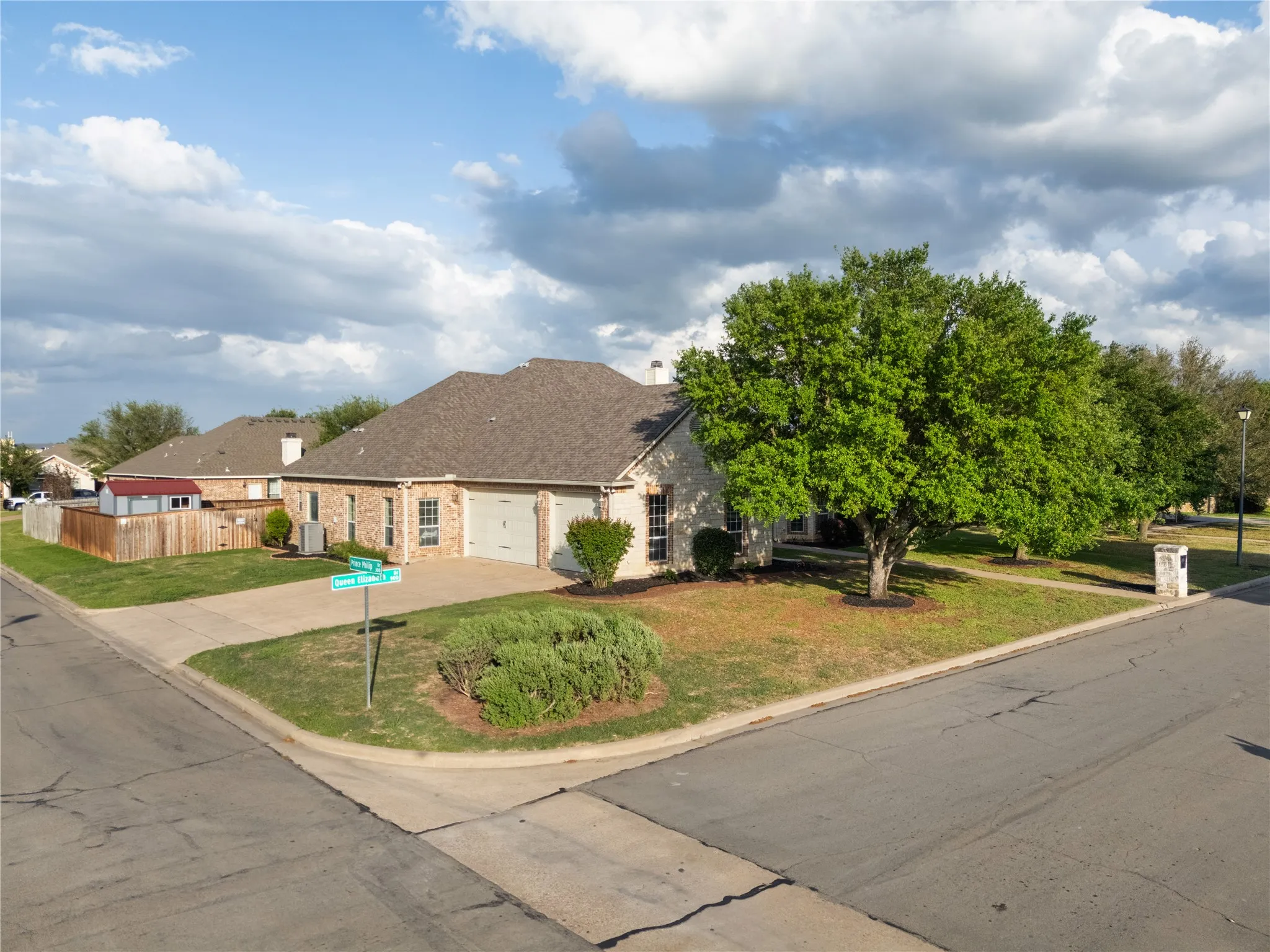 Single Family Residence For Sale in Mc Lennan County , 937 Queen Elizabeth Drive, Mc Gregor, Texas 76657, 4 Bedroom, 3 Bathroom, 3 Garage spaces, 2,919 Sqft, built in 2006, Preowned, mls#21237832, Real Estate Agent in Mc Gregor, Homes For Sale in Mc Lennan county, Homes For Sale in Mc Gregor, Realtor in Mc Gregor Texas, Real Estate Brokerage Independent Realty Texas, Luminita Cordes Realtor