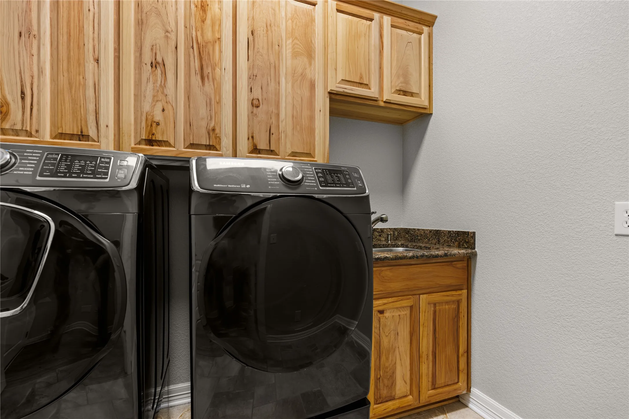 Single Family Residence For Sale in Mc Lennan County , 937 Queen Elizabeth Drive, Mc Gregor, Texas 76657, 4 Bedroom, 3 Bathroom, 3 Garage spaces, 2,919 Sqft, built in 2006, Preowned, mls#21237832, Real Estate Agent in Mc Gregor, Homes For Sale in Mc Lennan county, Homes For Sale in Mc Gregor, Realtor in Mc Gregor Texas, Real Estate Brokerage Independent Realty Texas, Luminita Cordes Realtor