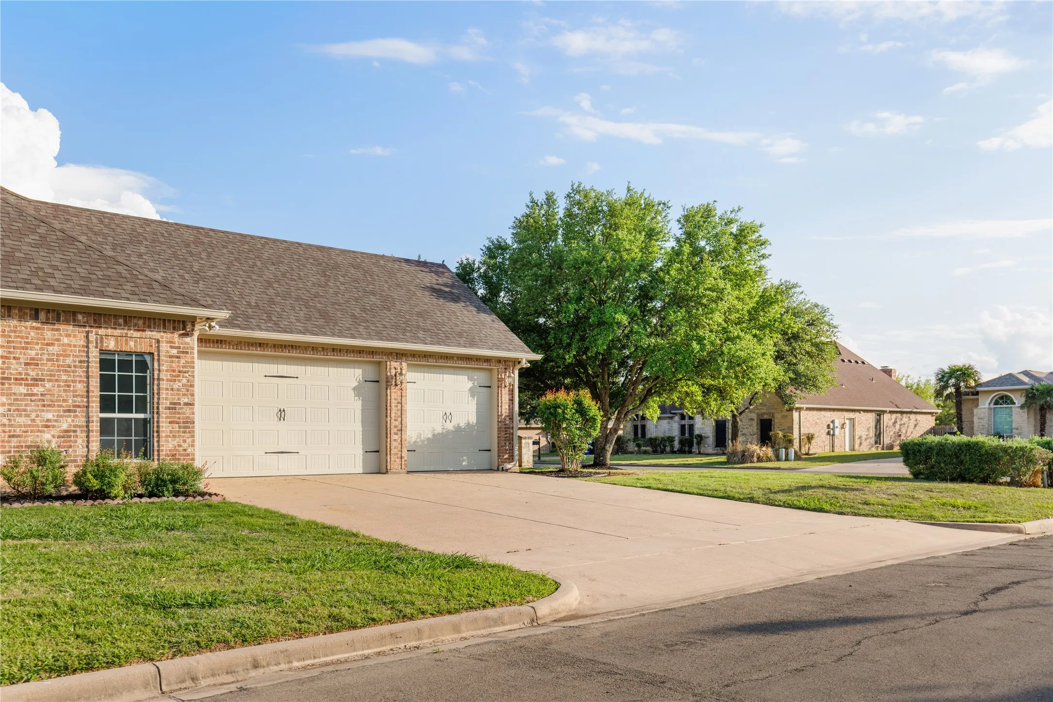 Single Family Residence For Sale in Mc Lennan County , 937 Queen Elizabeth Drive, Mc Gregor, Texas 76657, 4 Bedroom, 3 Bathroom, 3 Garage spaces, 2,919 Sqft, built in 2006, Preowned, mls#21237832, Real Estate Agent in Mc Gregor, Homes For Sale in Mc Lennan county, Homes For Sale in Mc Gregor, Realtor in Mc Gregor Texas, Real Estate Brokerage Independent Realty Texas, Luminita Cordes Realtor