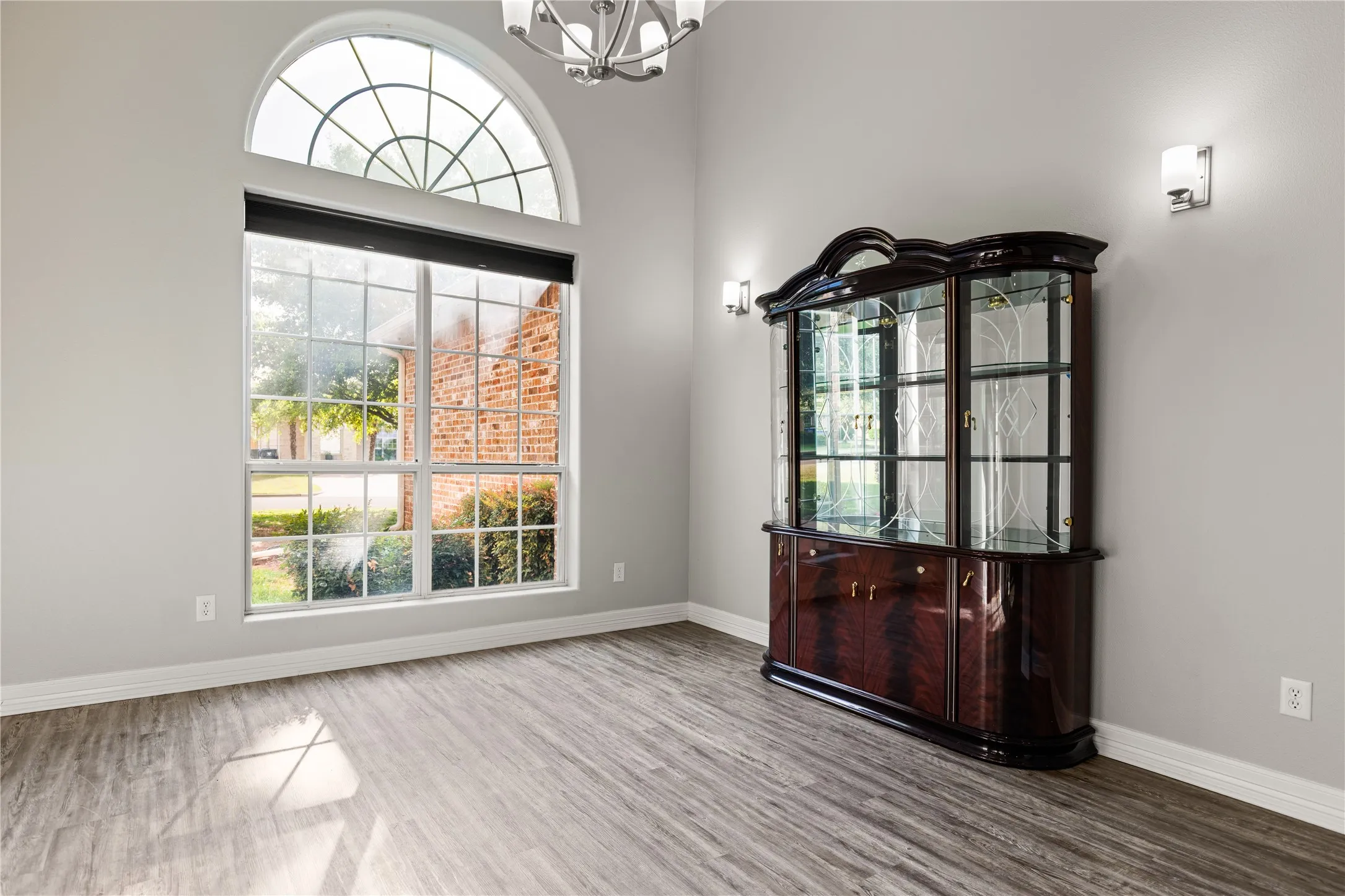 Single Family Residence For Sale in Mc Lennan County , 937 Queen Elizabeth Drive, Mc Gregor, Texas 76657, 4 Bedroom, 3 Bathroom, 3 Garage spaces, 2,919 Sqft, built in 2006, Preowned, mls#21237832, Real Estate Agent in Mc Gregor, Homes For Sale in Mc Lennan county, Homes For Sale in Mc Gregor, Realtor in Mc Gregor Texas, Real Estate Brokerage Independent Realty Texas, Luminita Cordes Realtor
