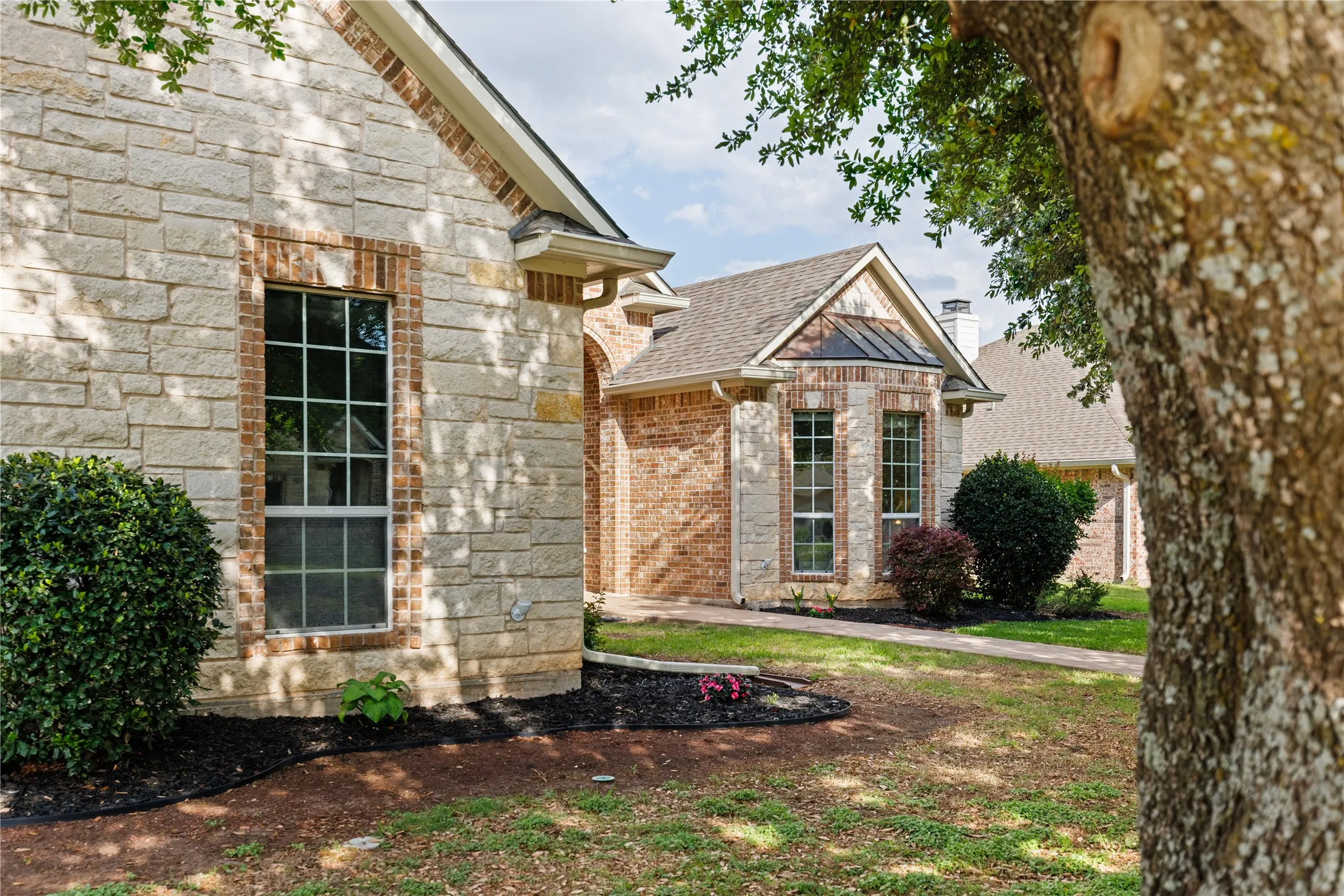 Single Family Residence For Sale in Mc Lennan County , 937 Queen Elizabeth Drive, Mc Gregor, Texas 76657, 4 Bedroom, 3 Bathroom, 3 Garage spaces, 2,919 Sqft, built in 2006, Preowned, mls#21237832, Real Estate Agent in Mc Gregor, Homes For Sale in Mc Lennan county, Homes For Sale in Mc Gregor, Realtor in Mc Gregor Texas, Real Estate Brokerage Independent Realty Texas, Luminita Cordes Realtor