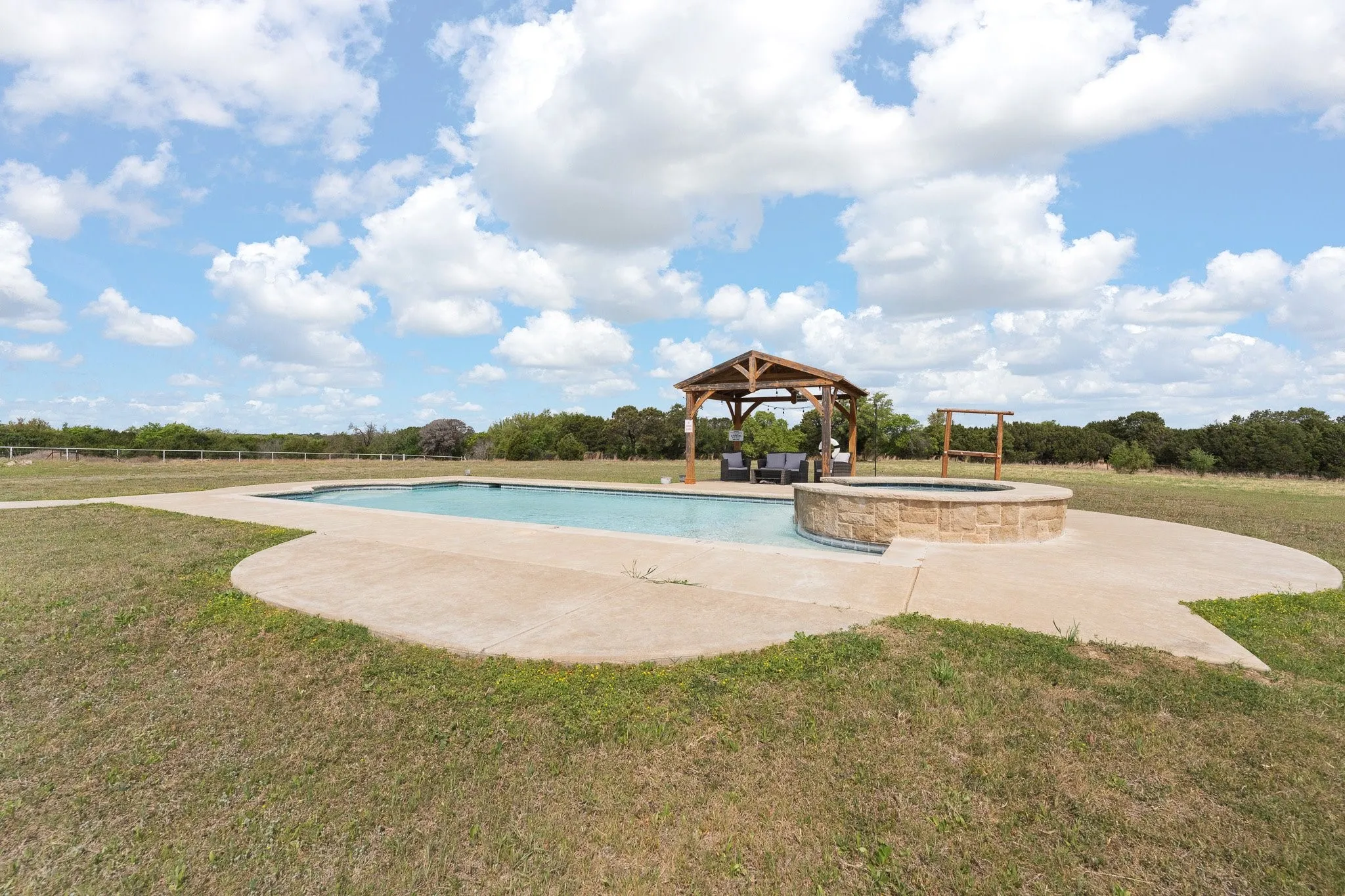 Single Family Residence For Sale in Bosque County , 3119 CR 2730, Glen Rose, Texas 76043, 2 Bedroom, 6 Bathroom, Garage spaces, 3,400 Sqft, built in 2017, Preowned, mls#21237913, Real Estate Agent in Glen Rose, Homes For Sale in Bosque county, Homes For Sale in Glen Rose, Realtor in Glen Rose Texas, Real Estate Brokerage Independent Realty Texas, Luminita Cordes Realtor