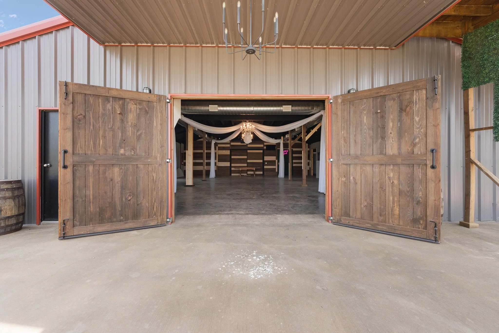 Single Family Residence For Sale in Bosque County , 3119 CR 2730, Glen Rose, Texas 76043, 2 Bedroom, 6 Bathroom, Garage spaces, 3,400 Sqft, built in 2017, Preowned, mls#21237913, Real Estate Agent in Glen Rose, Homes For Sale in Bosque county, Homes For Sale in Glen Rose, Realtor in Glen Rose Texas, Real Estate Brokerage Independent Realty Texas, Luminita Cordes Realtor