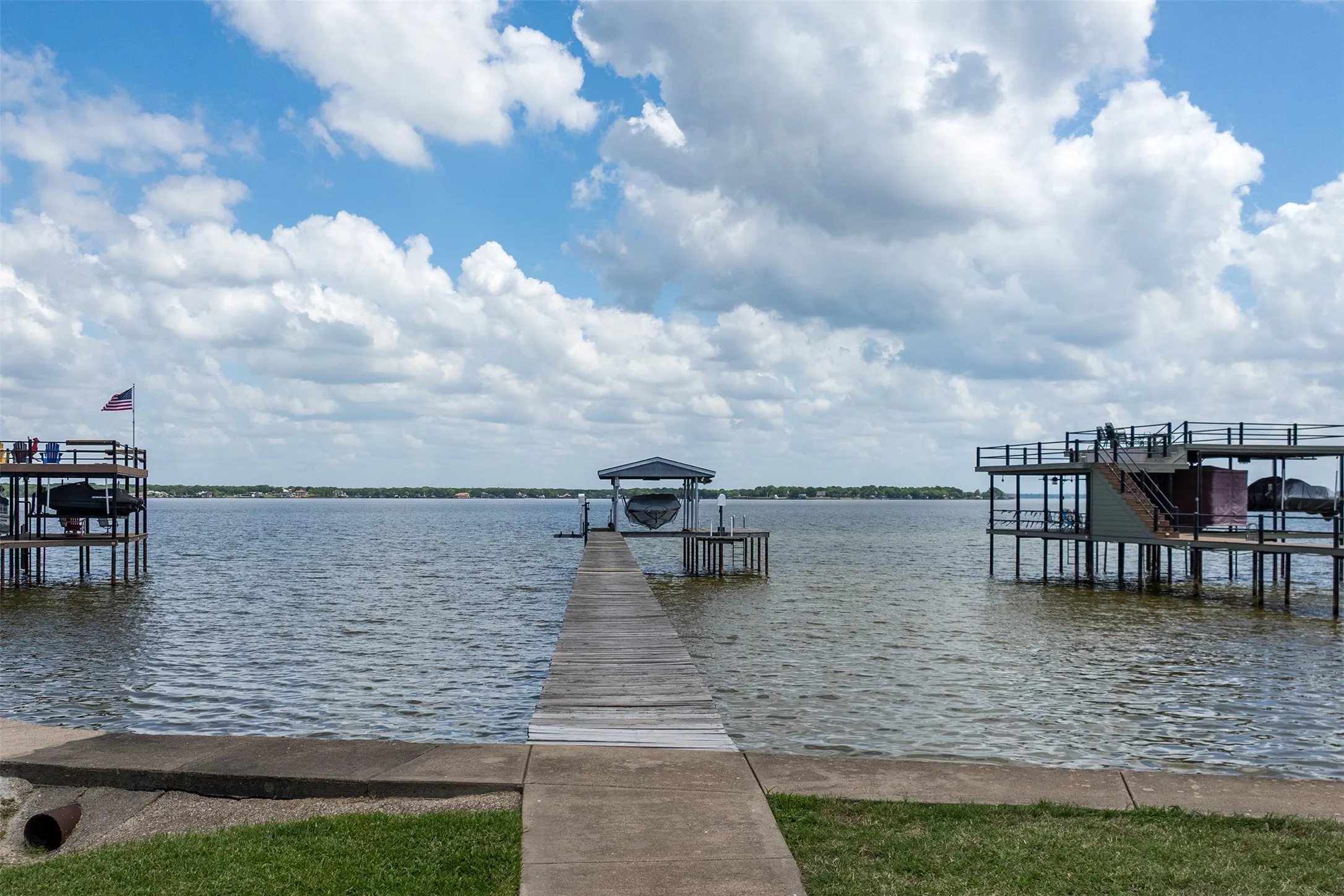 Single Family Residence For Sale in Henderson County , 238 Matador Ranch Road, Trinidad, Texas 75163, 3 Bedroom, 2 Bathroom, Garage spaces, 1,692 Sqft, built in 1970, mls#21237017, Real Estate Agent in Trinidad, Homes For Sale in Henderson county, Homes For Sale in Trinidad, Realtor in Trinidad Texas, Real Estate Brokerage Independent Realty Texas, Luminita Cordes Realtor