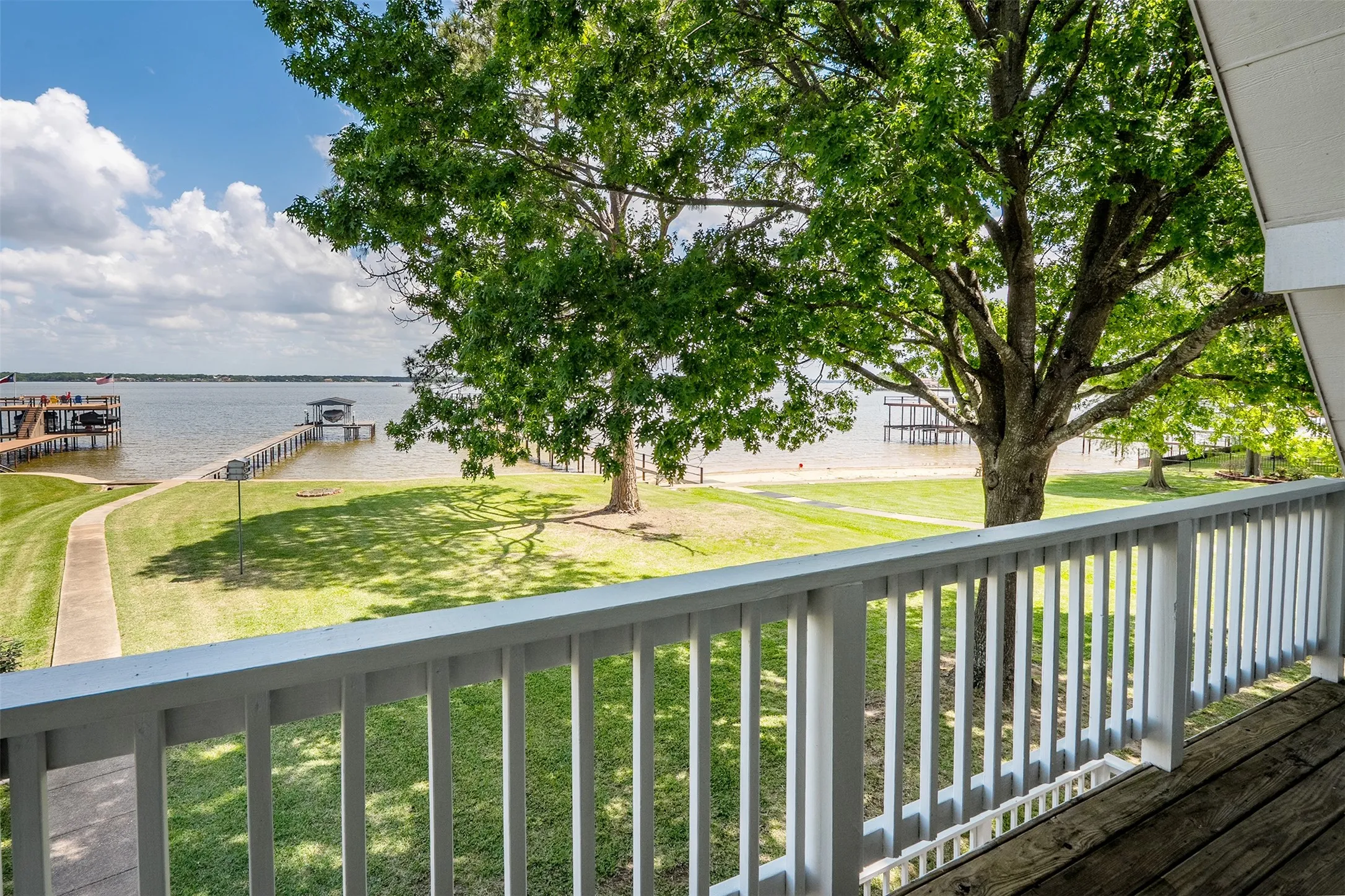 Single Family Residence For Sale in Henderson County , 238 Matador Ranch Road, Trinidad, Texas 75163, 3 Bedroom, 2 Bathroom, Garage spaces, 1,692 Sqft, built in 1970, mls#21237017, Real Estate Agent in Trinidad, Homes For Sale in Henderson county, Homes For Sale in Trinidad, Realtor in Trinidad Texas, Real Estate Brokerage Independent Realty Texas, Luminita Cordes Realtor