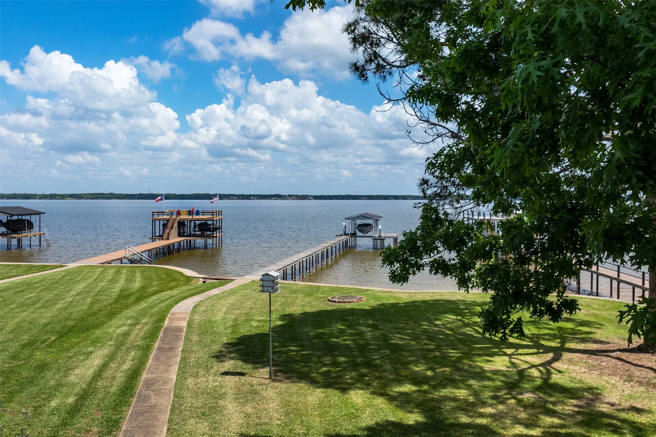 Single Family Residence For Sale in Henderson County , 238 Matador Ranch Road, Trinidad, Texas 75163, 3 Bedroom, 2 Bathroom, Garage spaces, 1,692 Sqft, built in 1970, mls#21237017, Real Estate Agent in Trinidad, Homes For Sale in Henderson county, Homes For Sale in Trinidad, Realtor in Trinidad Texas, Real Estate Brokerage Independent Realty Texas, Luminita Cordes Realtor