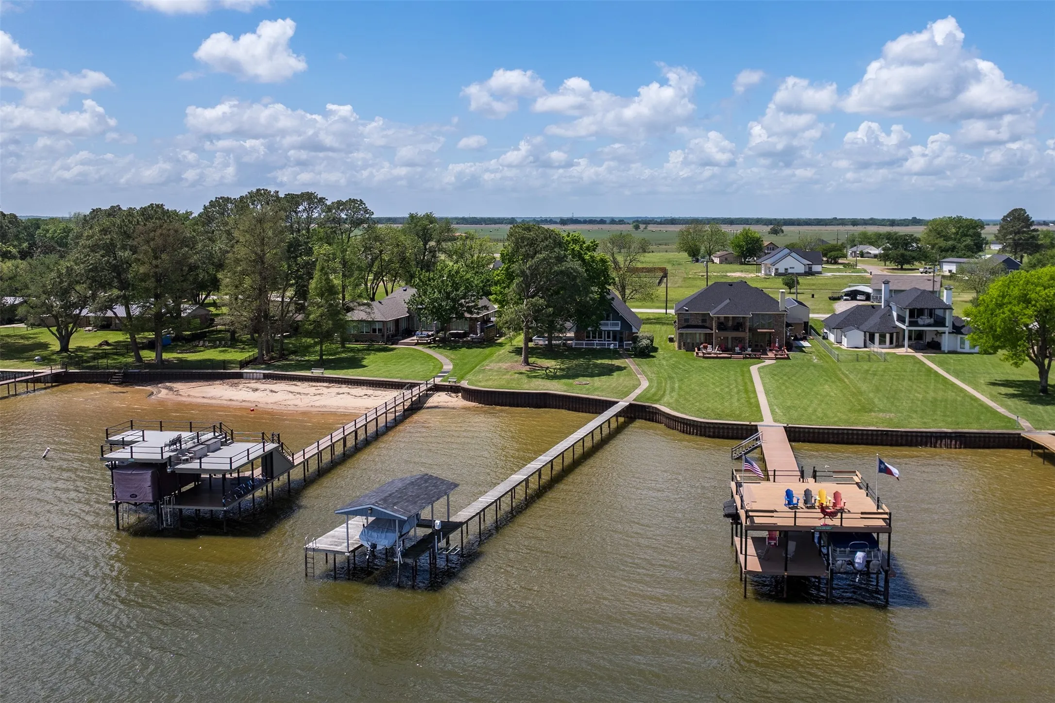 Single Family Residence For Sale in Henderson County , 238 Matador Ranch Road, Trinidad, Texas 75163, 3 Bedroom, 2 Bathroom, Garage spaces, 1,692 Sqft, built in 1970, mls#21237017, Real Estate Agent in Trinidad, Homes For Sale in Henderson county, Homes For Sale in Trinidad, Realtor in Trinidad Texas, Real Estate Brokerage Independent Realty Texas, Luminita Cordes Realtor