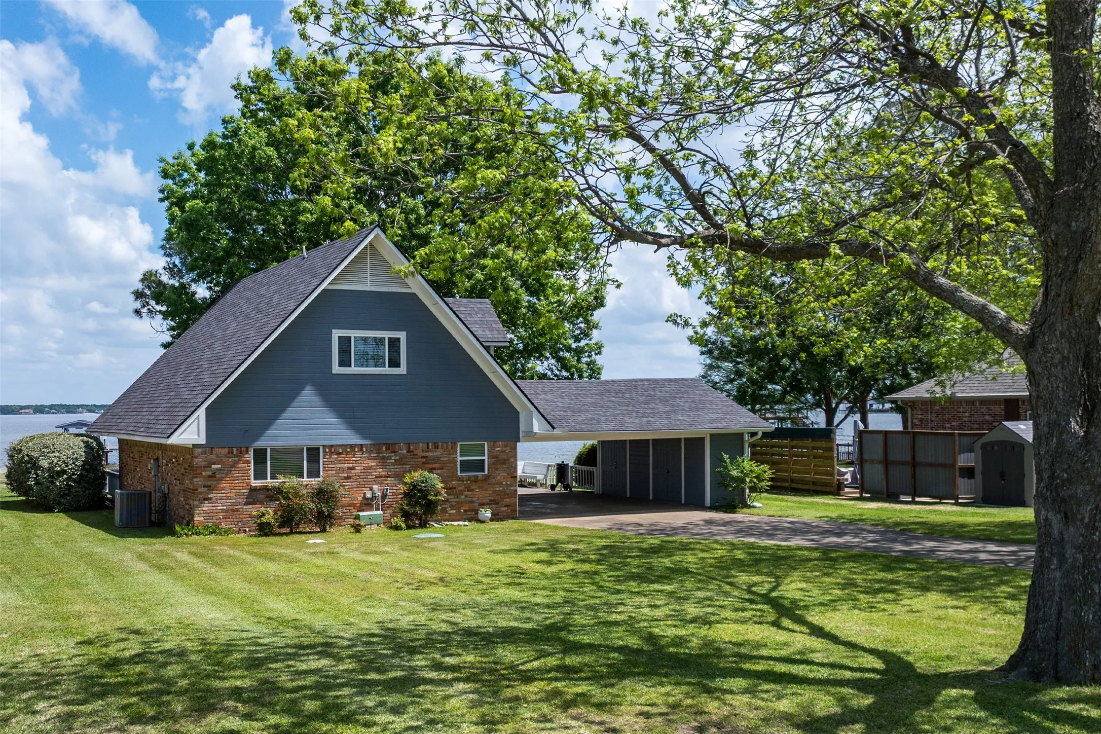 Single Family Residence For Sale in Henderson County , 238 Matador Ranch Road, Trinidad, Texas 75163, 3 Bedroom, 2 Bathroom, Garage spaces, 1,692 Sqft, built in 1970, mls#21237017, Real Estate Agent in Trinidad, Homes For Sale in Henderson county, Homes For Sale in Trinidad, Realtor in Trinidad Texas, Real Estate Brokerage Independent Realty Texas, Luminita Cordes Realtor