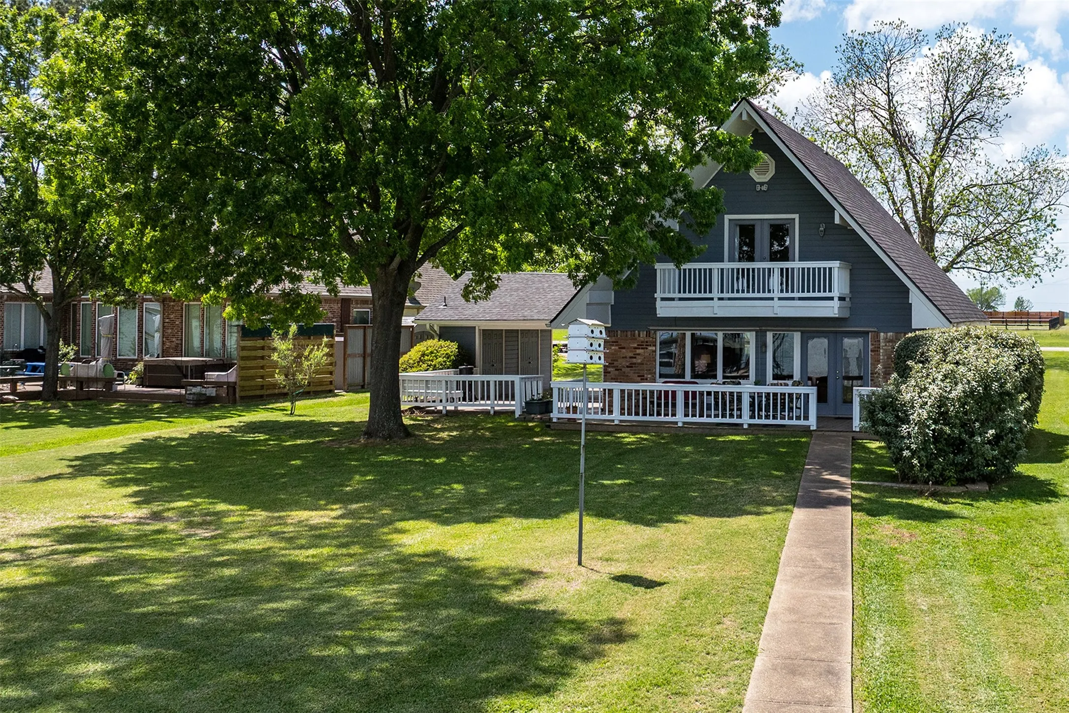 Single Family Residence For Sale in Henderson County , 238 Matador Ranch Road, Trinidad, Texas 75163, 3 Bedroom, 2 Bathroom, Garage spaces, 1,692 Sqft, built in 1970, mls#21237017, Real Estate Agent in Trinidad, Homes For Sale in Henderson county, Homes For Sale in Trinidad, Realtor in Trinidad Texas, Real Estate Brokerage Independent Realty Texas, Luminita Cordes Realtor