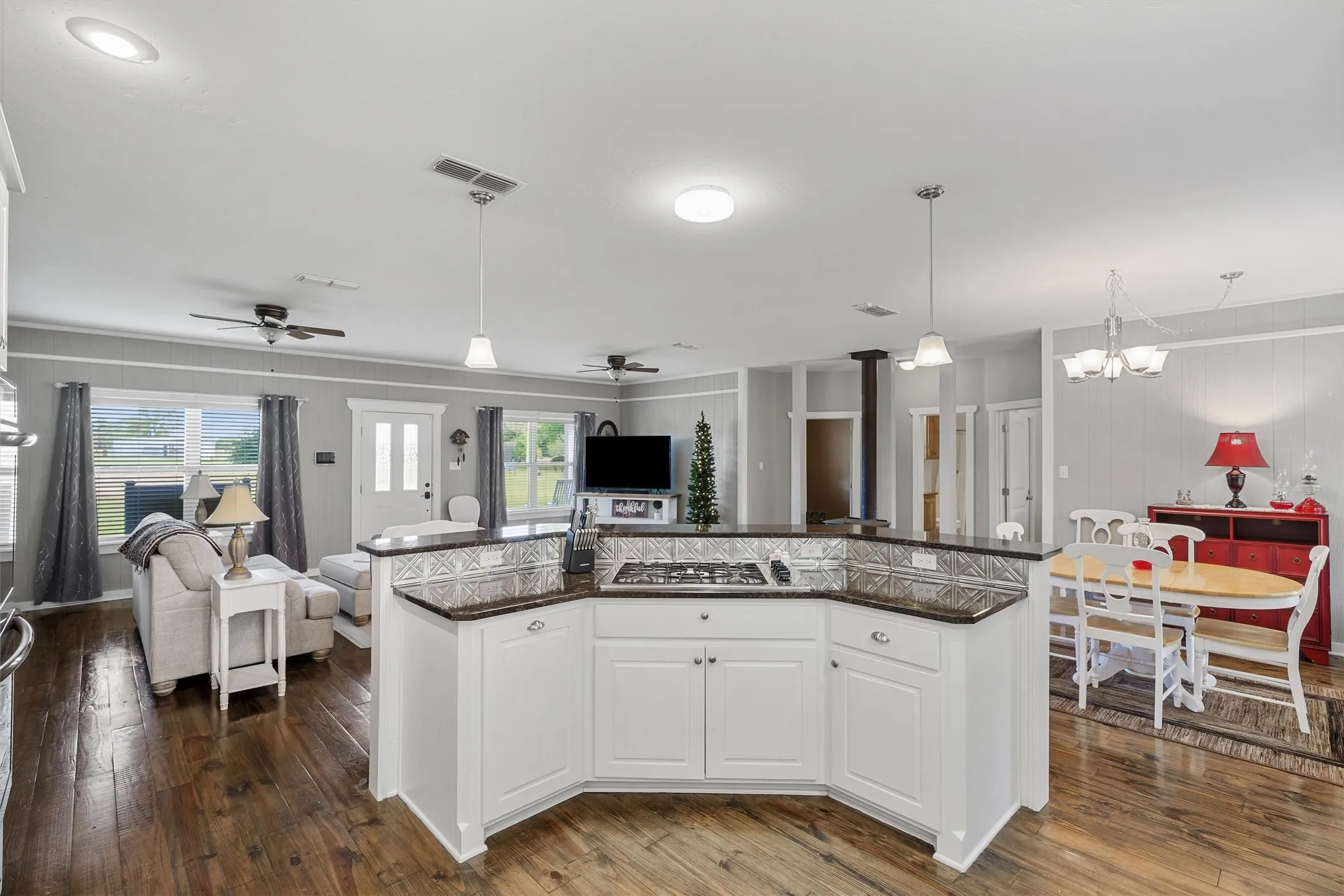 Single Family Residence For Sale in Wood County , 891 County Road 4740, Winnsboro, Texas 75494, 4 Bedroom, 2 Bathroom, Garage spaces, 2,034 Sqft, built in 2012, Price $694,500, mls#21237815, Real Estate Agent in Winnsboro, Homes For Sale in Wood county, Homes For Sale in Winnsboro, Realtor in Winnsboro Texas, Real Estate Brokerage Independent Realty Texas, Luminita Cordes Realtor