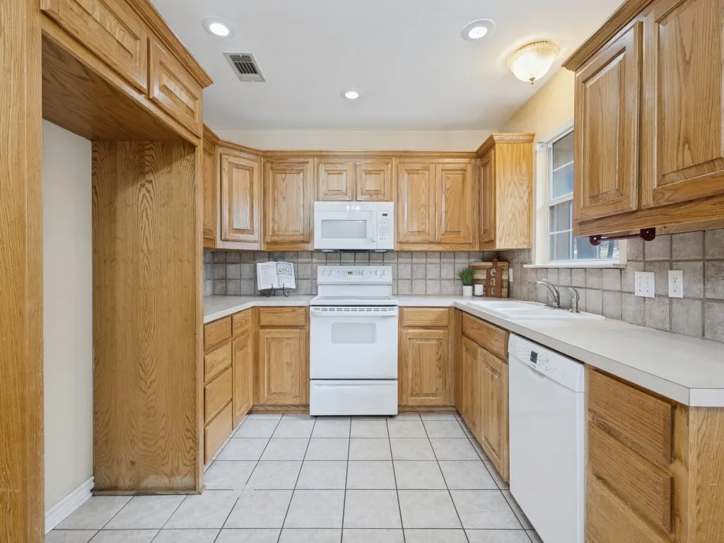 Great kitchen with countertop and counterspace