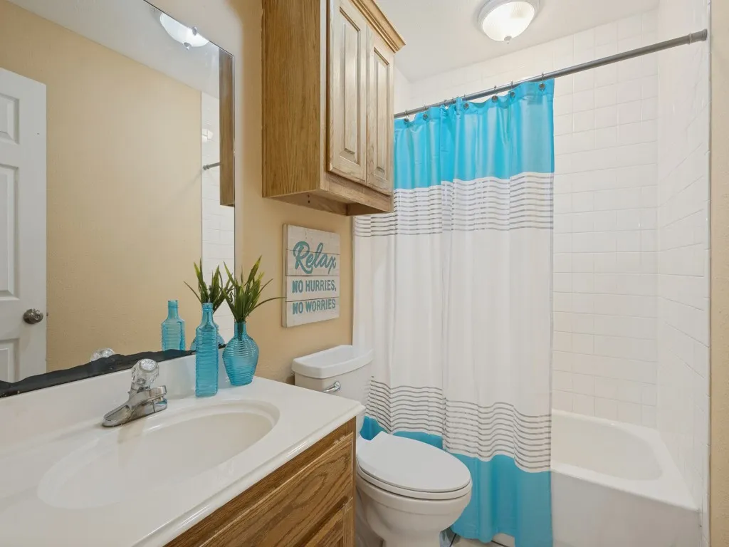 Secondary bath between the secondary bedrooms