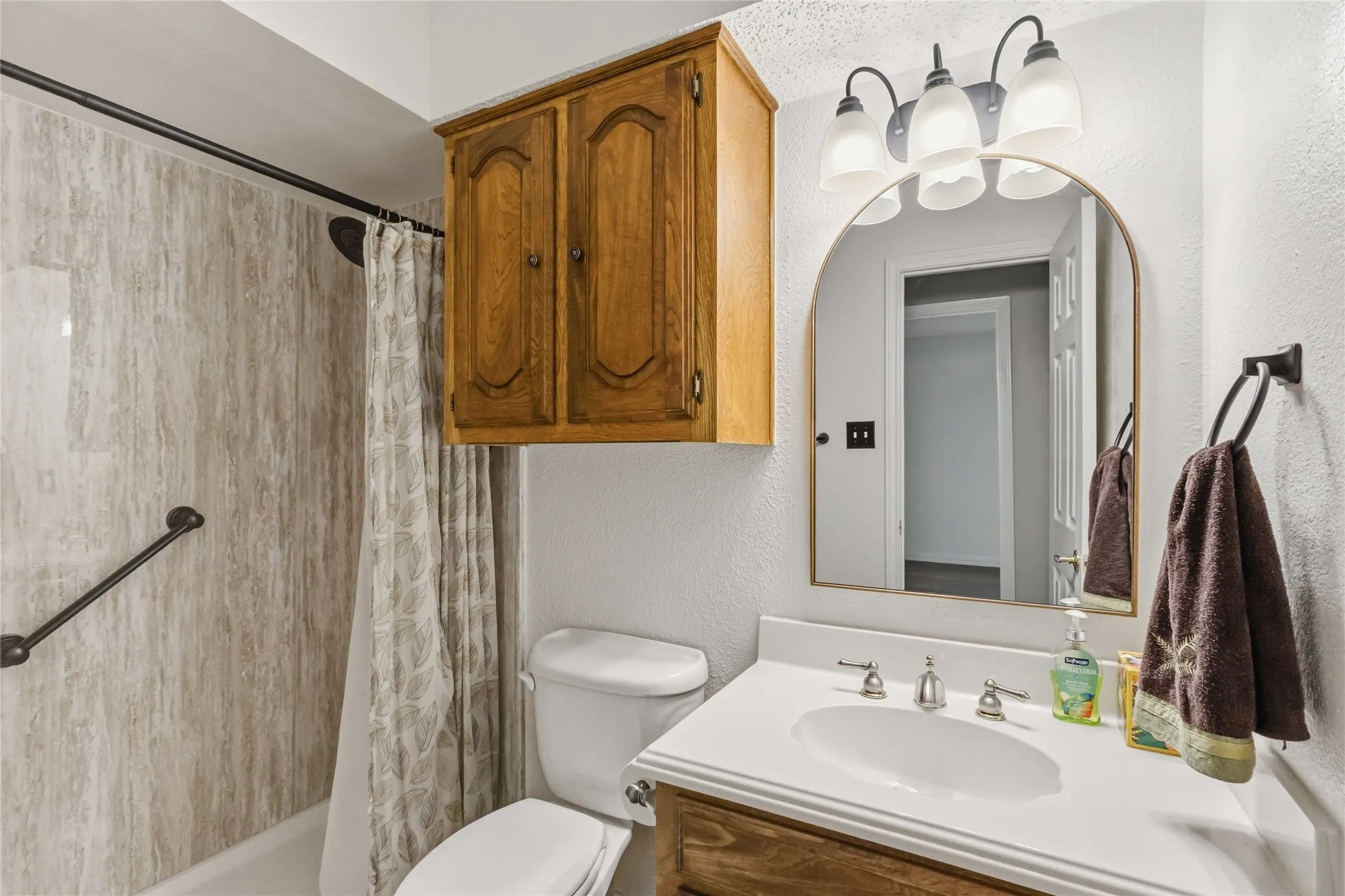 Secondary bathroom at 200 Sunny Crest Dr, Murphy TX in the Timbers 3 community with shower and tub combination.