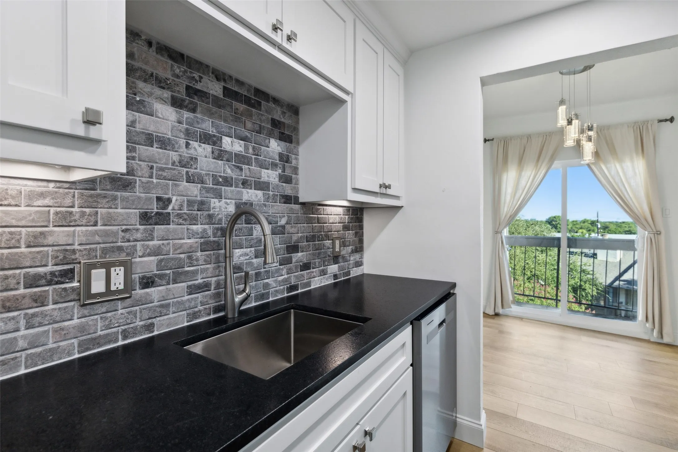 Condominium For Sale in Dallas County , 8750 Park Lane 132, Dallas, Texas 75231, 1 Bedroom, 1 Bathroom, 1 Garage spaces, 701 Sqft, built in 1982, Preowned, mls#21231796, Real Estate Agent in Dallas, Homes For Sale in Dallas county, Homes For Sale in Dallas, Realtor in Dallas Texas, Real Estate Brokerage Independent Realty Texas, Luminita Cordes Realtor