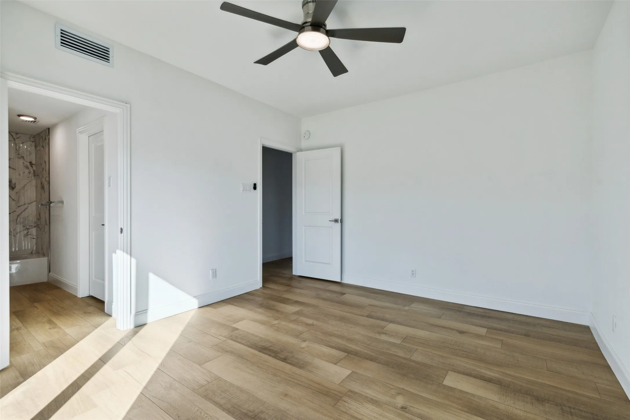 Condominium For Sale in Dallas County , 8750 Park Lane 132, Dallas, Texas 75231, 1 Bedroom, 1 Bathroom, 1 Garage spaces, 701 Sqft, built in 1982, Preowned, mls#21231796, Real Estate Agent in Dallas, Homes For Sale in Dallas county, Homes For Sale in Dallas, Realtor in Dallas Texas, Real Estate Brokerage Independent Realty Texas, Luminita Cordes Realtor